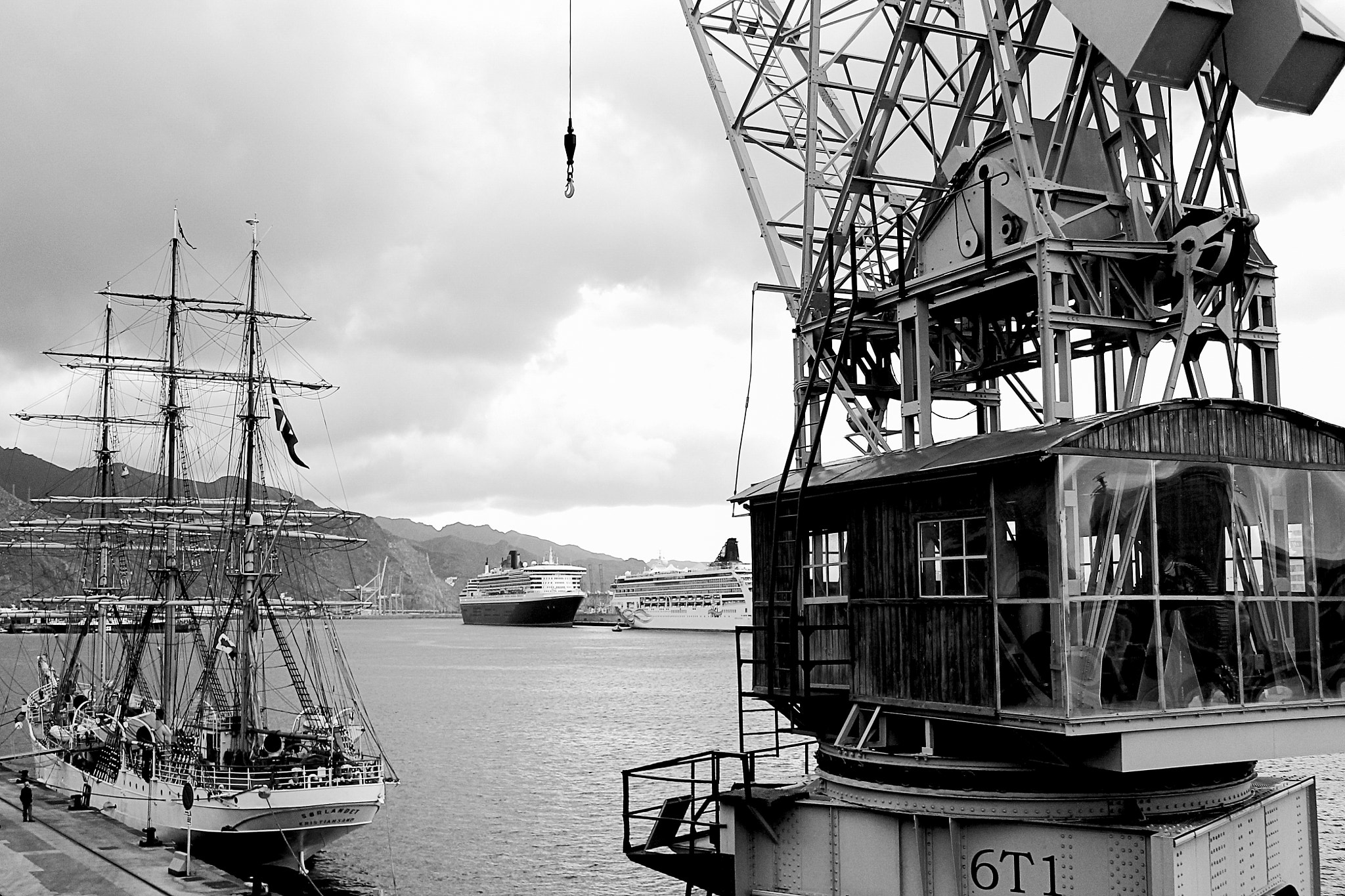 Canon EF-S 18-55mm F3.5-5.6 sample photo. Old crane and sailboat photography