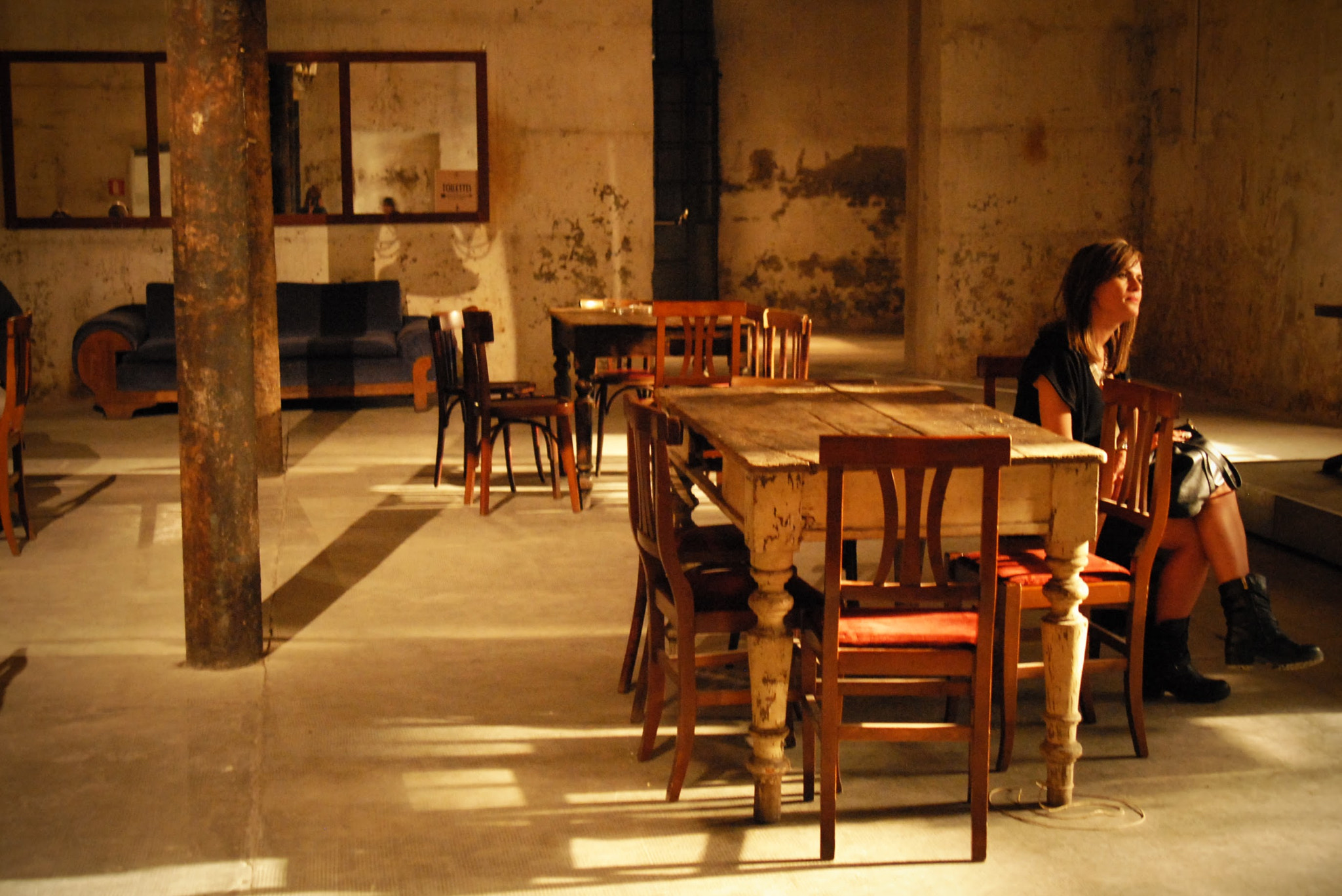 Nikon AF Nikkor 24-85mm F2.8-4D IF sample photo. Table, girl. waiting. photography