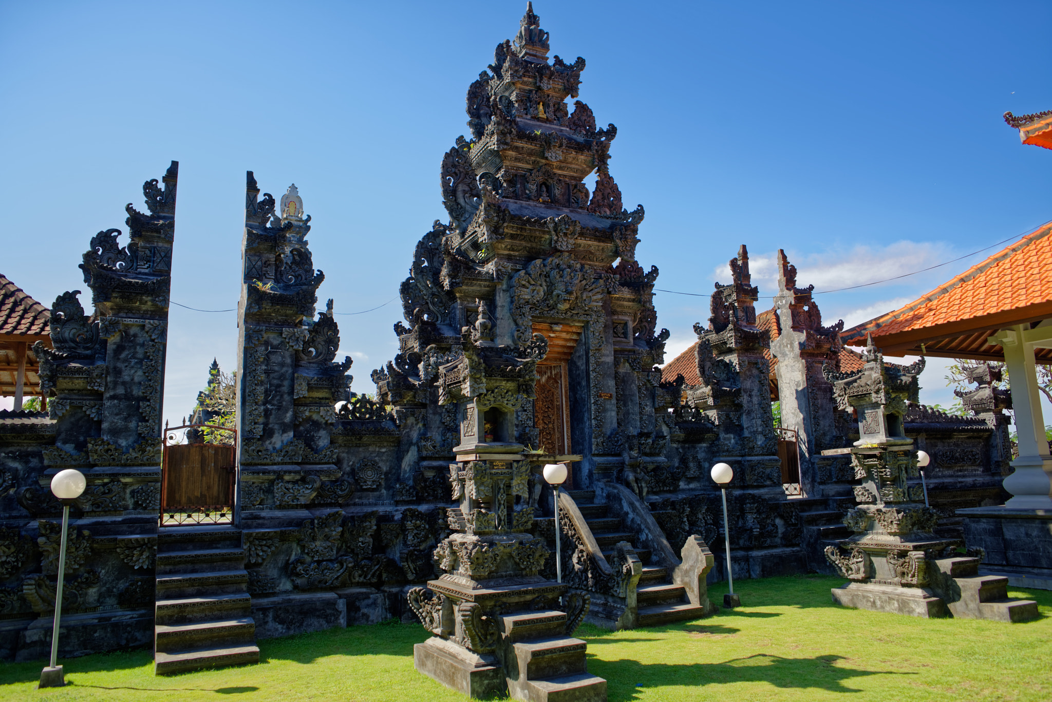 Nikon D810 + ZEISS Distagon T* 25mm F2.8 sample photo. Balinese temple photography
