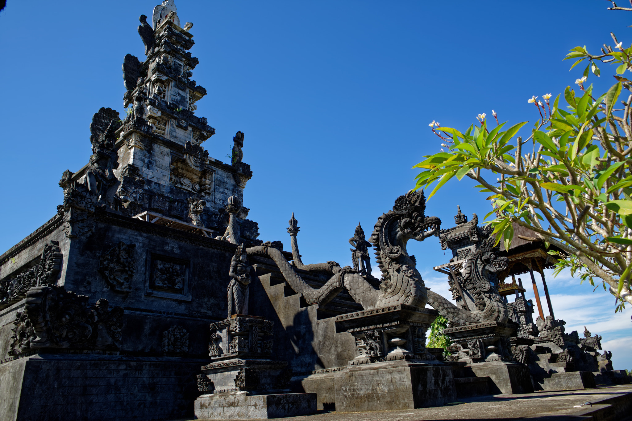 Nikon D810 + ZEISS Distagon T* 25mm F2.8 sample photo. Balinese temple photography