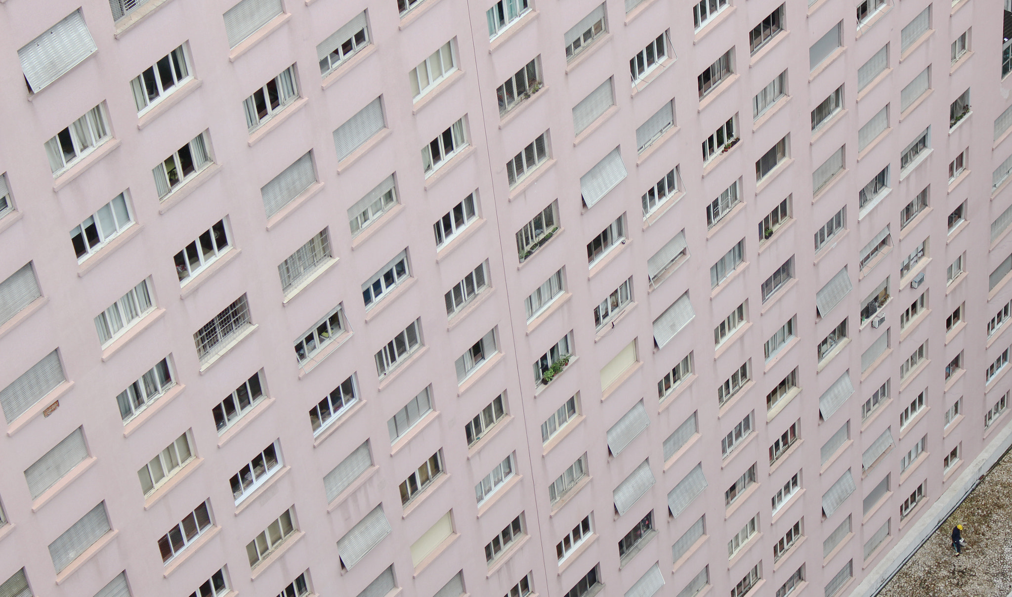 Canon EOS 1200D (EOS Rebel T5 / EOS Kiss X70 / EOS Hi) sample photo. A worker and the city photography