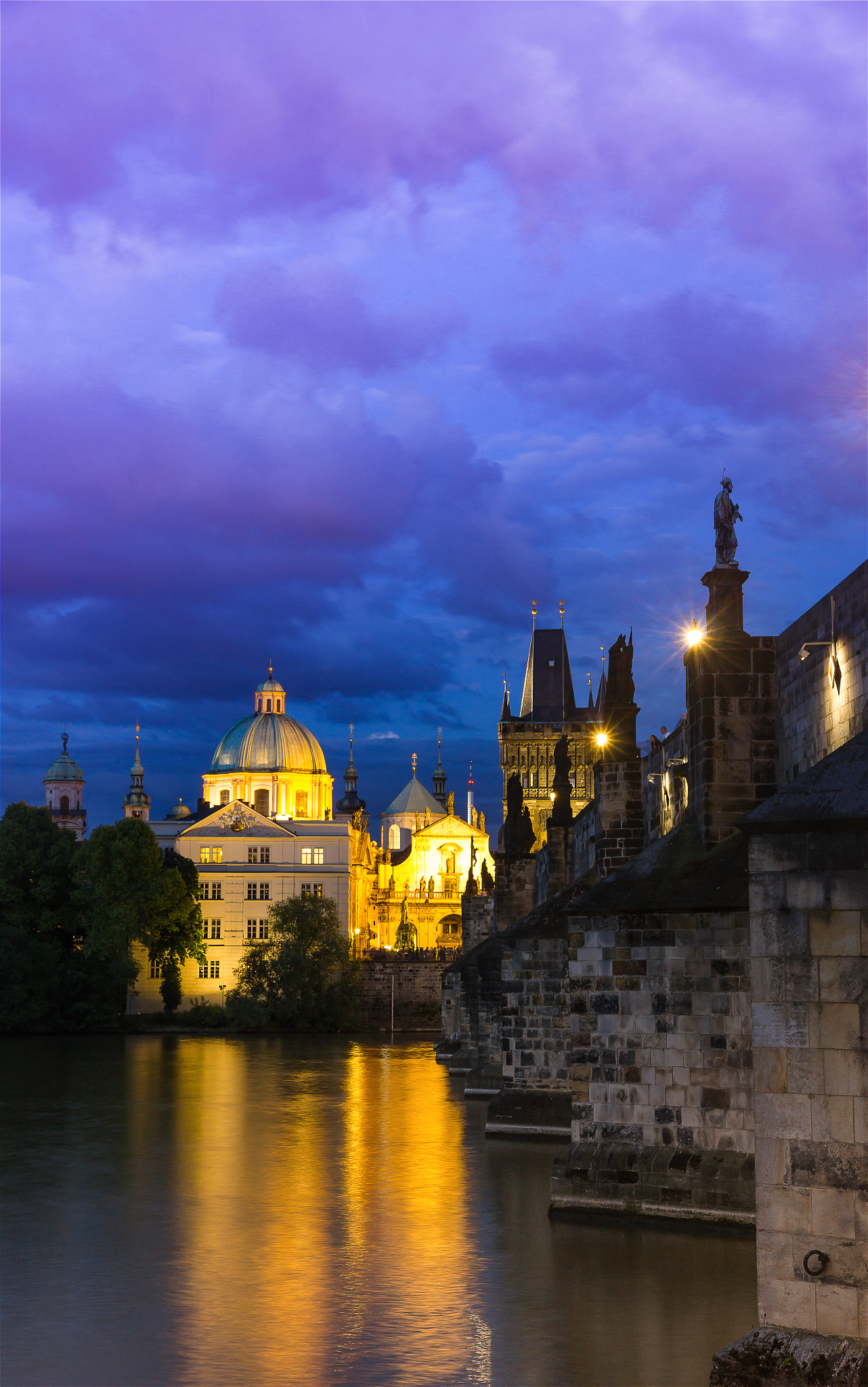 Canon EOS 550D (EOS Rebel T2i / EOS Kiss X4) sample photo. Charles bridge at twilight photography