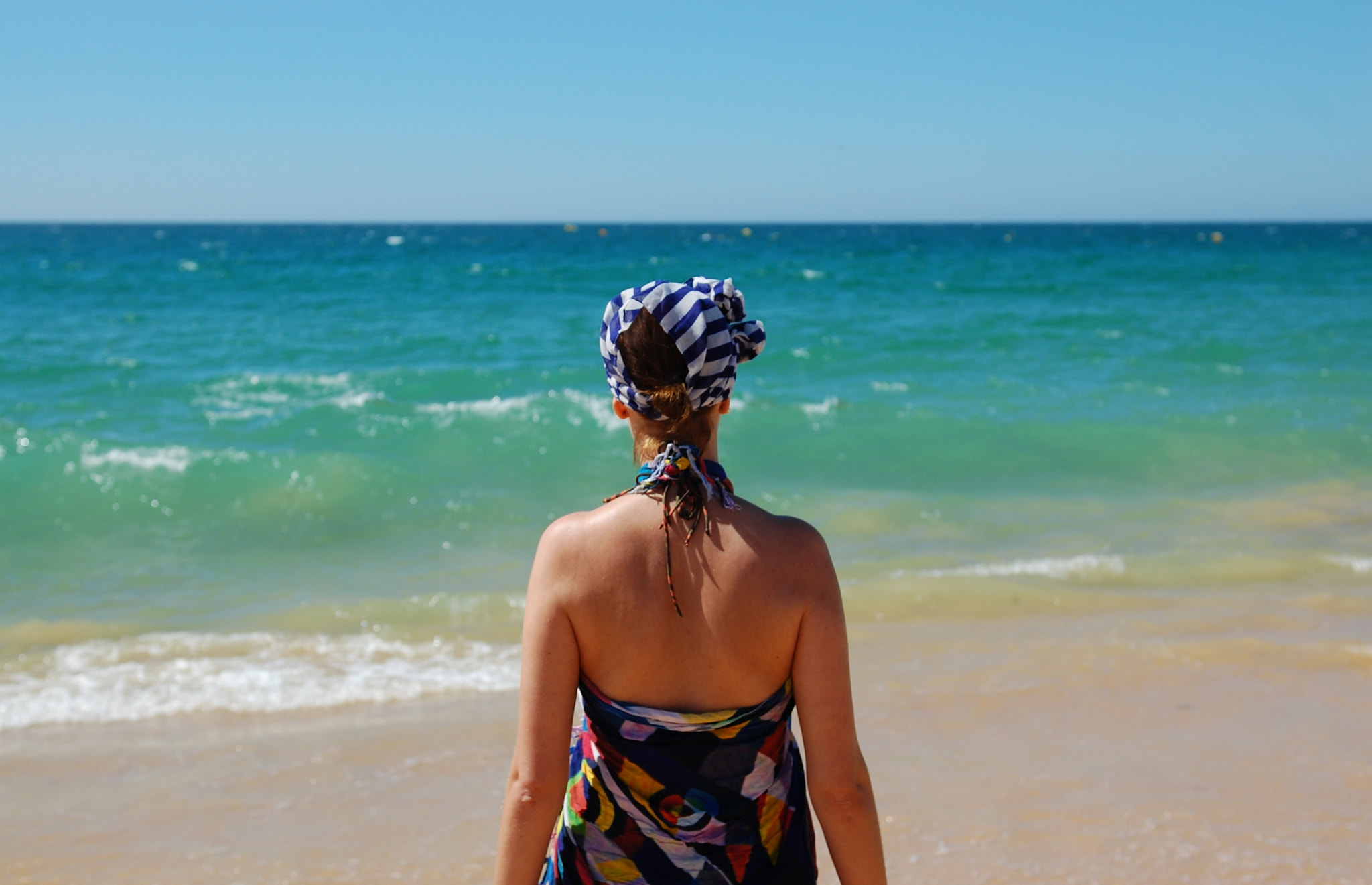 Nikon D40 sample photo. A young woman wearing a hat is walking in beach photography