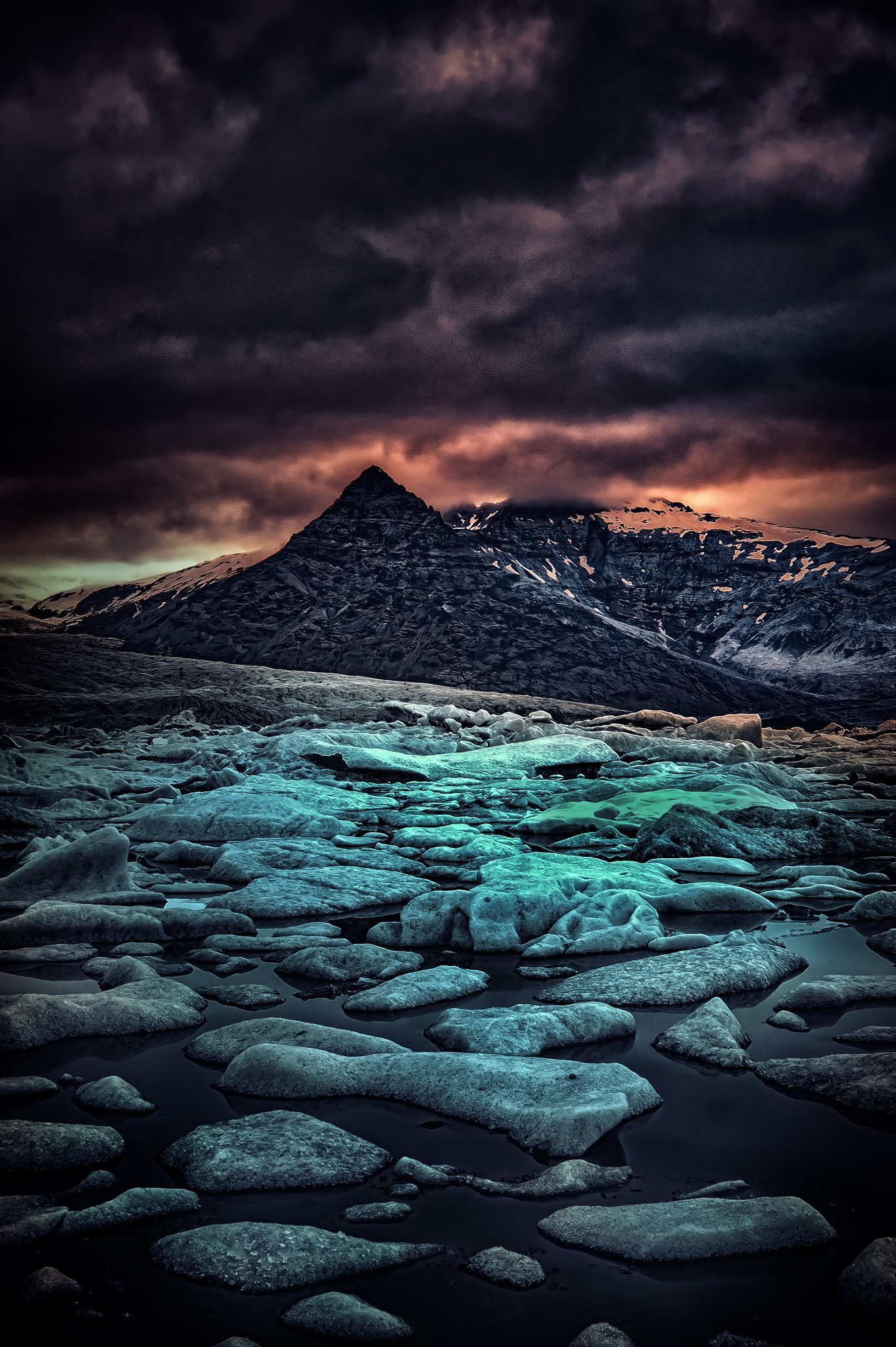 Samsung NX100 + Samsung NX 20-50mm F3.5-5.6 ED sample photo. Fjallsárlón, iceland in infrared photography