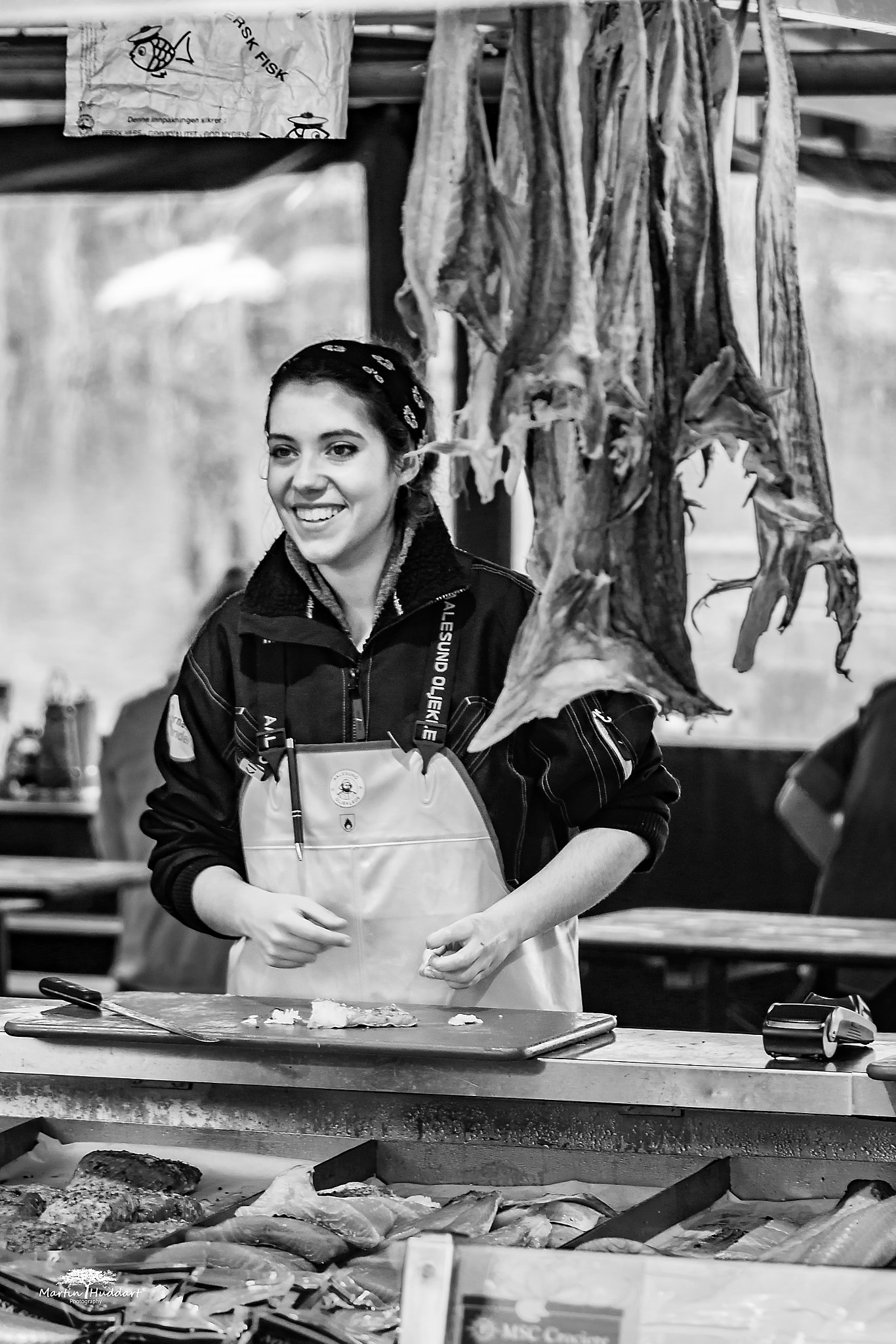 Sony SLT-A77 + Tamron SP AF 90mm F2.8 Di Macro sample photo. Service with a smile at the fish market photography