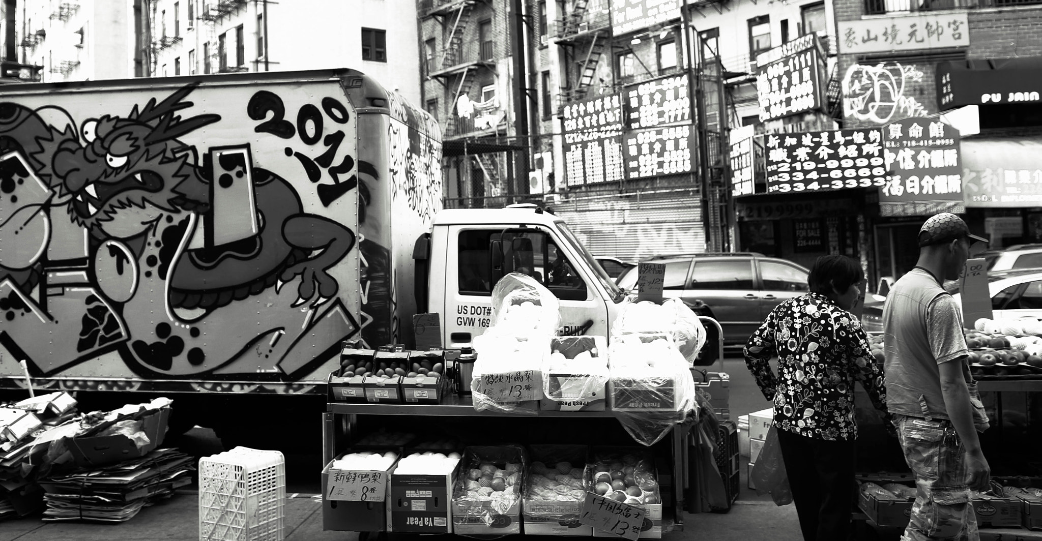 Canon EOS 550D (EOS Rebel T2i / EOS Kiss X4) + Sigma 18-35mm f/1.8 DC HSM sample photo. Nyc b/w photography
