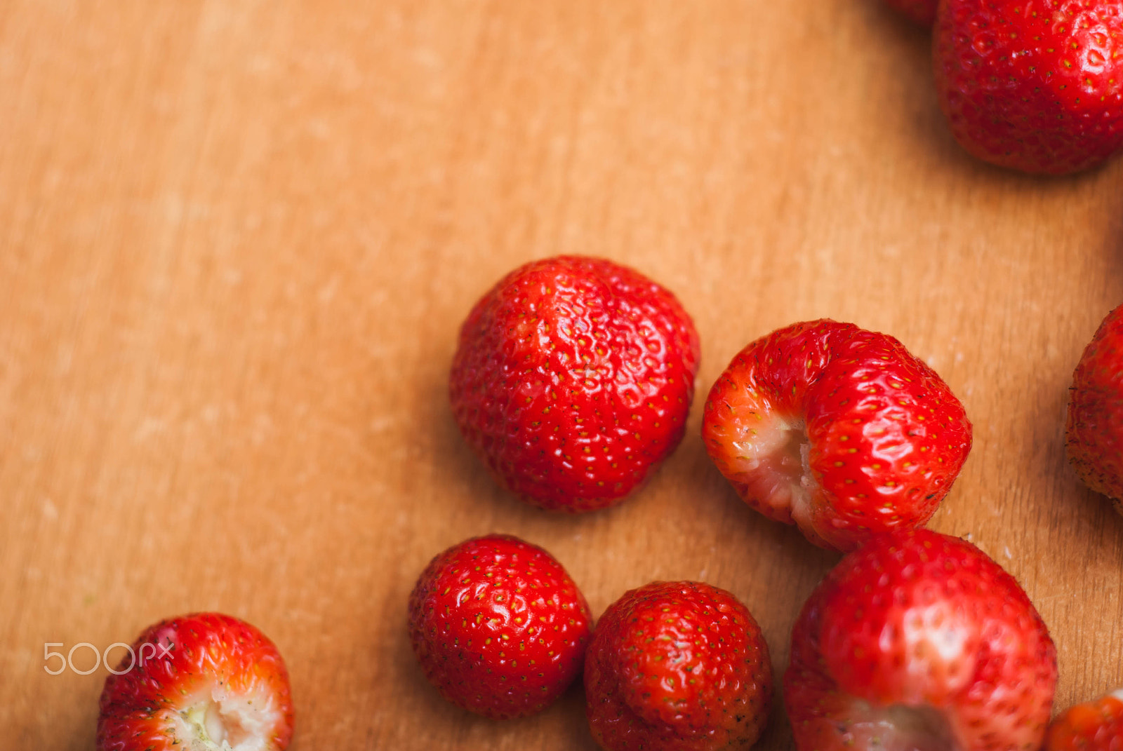Nikon D80 + AF Nikkor 50mm f/1.8 N sample photo. Strawberries on wooden table, photography