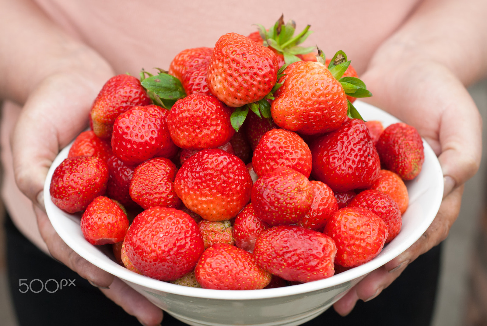 Nikon D80 + AF Nikkor 50mm f/1.8 N sample photo. White dishware with strawberries in the hands of women photography