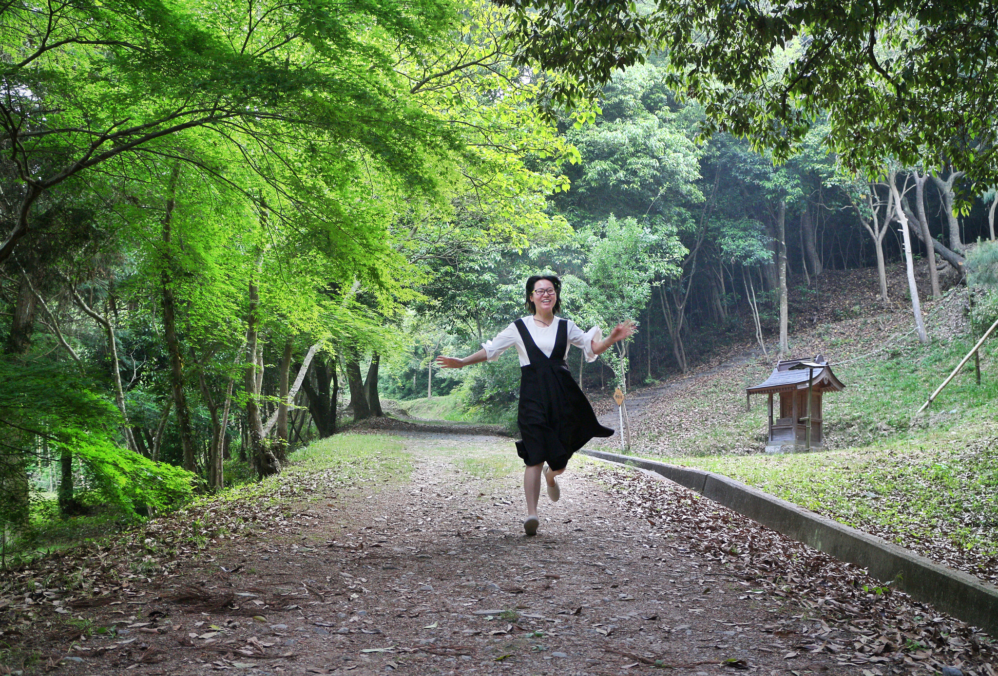 Canon EOS M2 sample photo. 森の道で走る人 photography