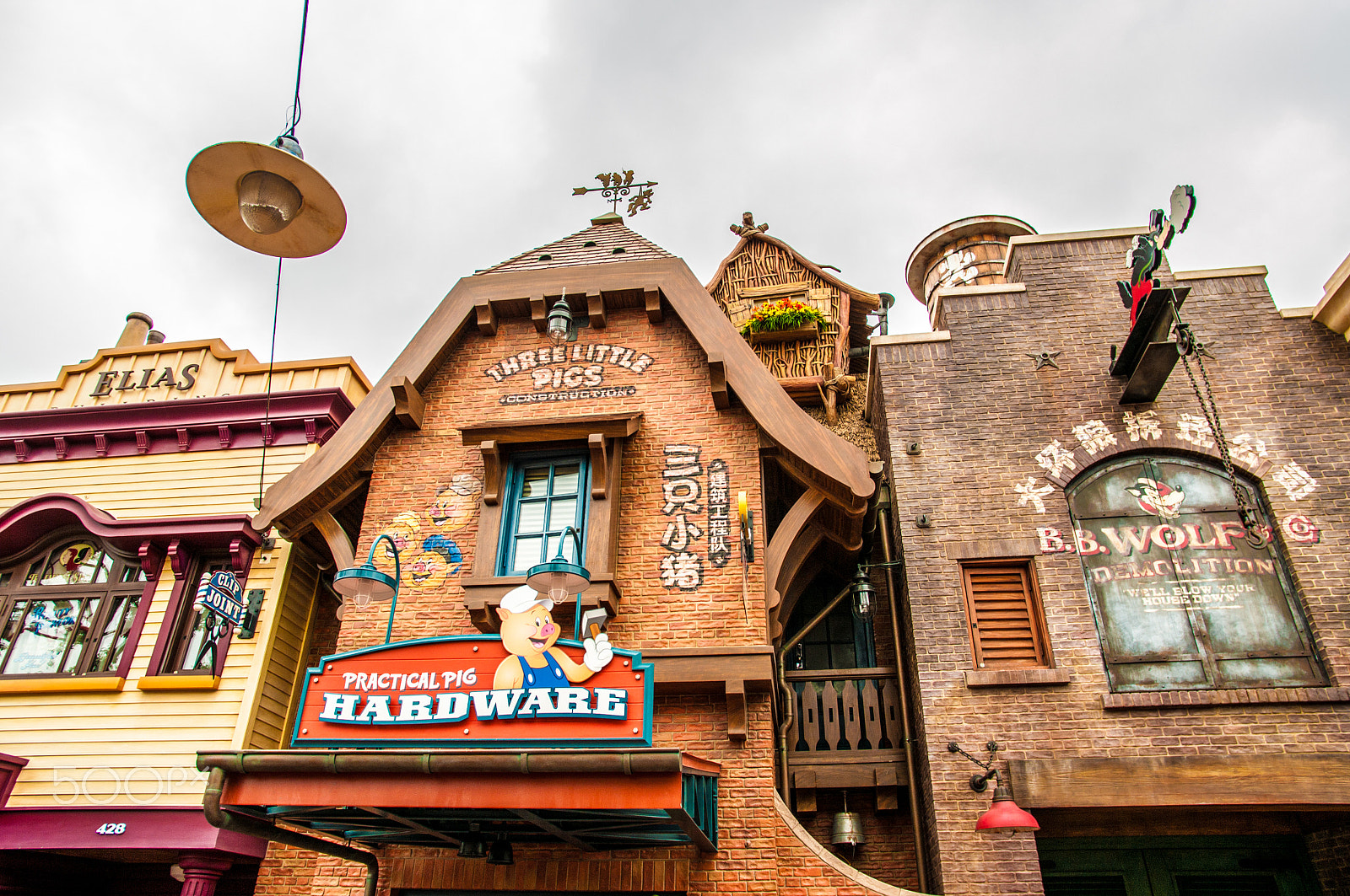 Pentax K20D + Pentax smc DA 14mm F2.8 ED (IF) sample photo. Shanghai disney resort photography