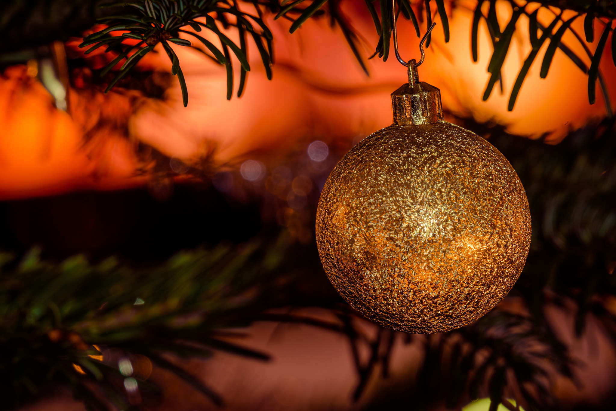 Sony a7R + Sony 70-400mm F4-5.6 G SSM II sample photo. Golden christmas bauble with glittering lights photography