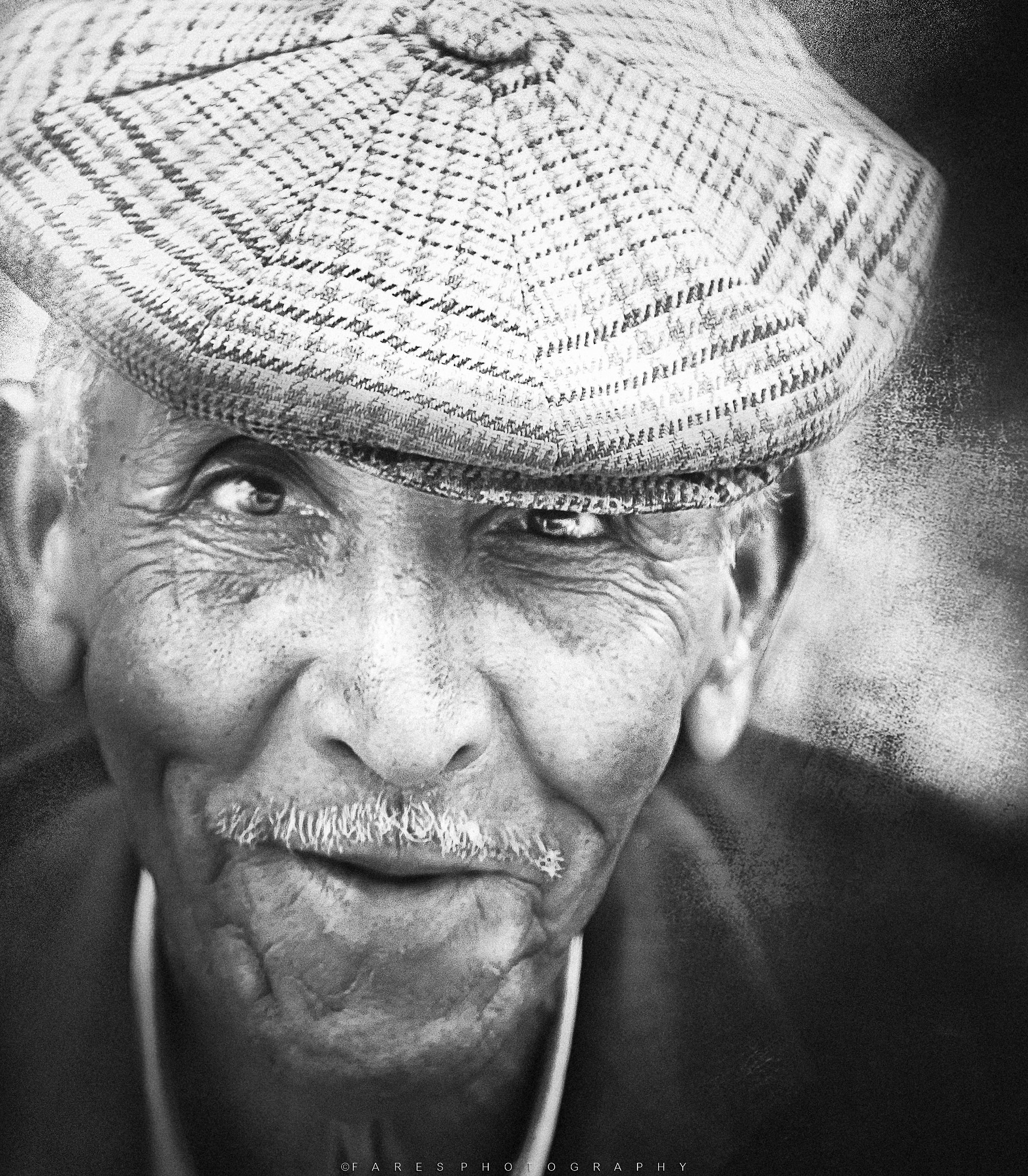 Tamron AF 28-200mm F3.8-5.6 XR Di Aspherical (IF) Macro sample photo. Smiling man photography