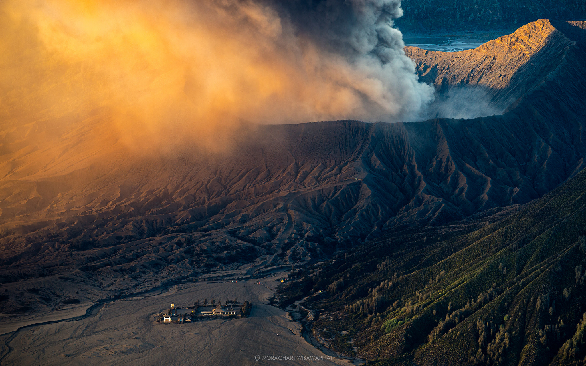 Nikon AF-S Nikkor 70-200mm F4G ED VR sample photo. Morning bromo eruption photography