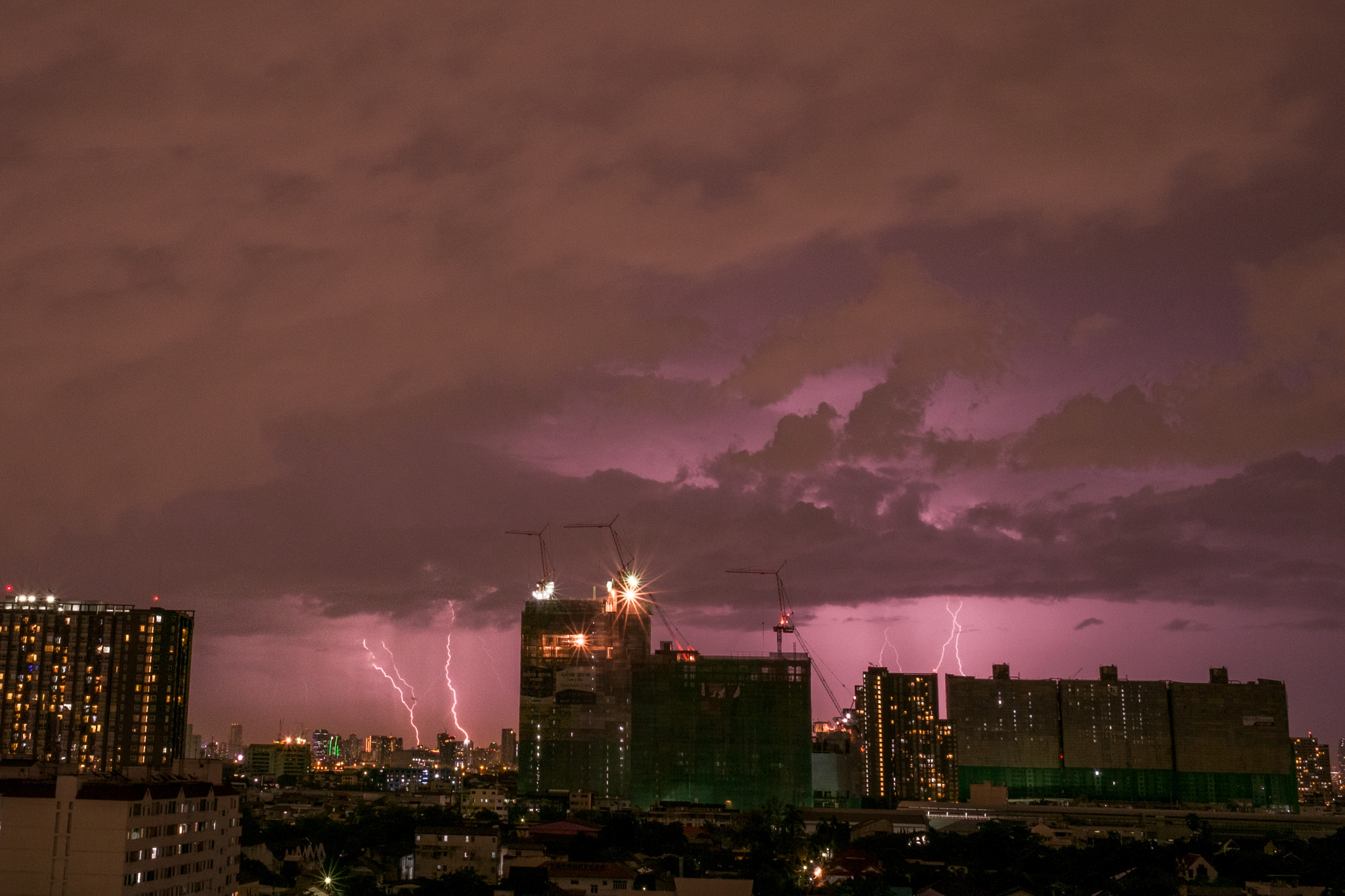 Fujifilm X-E1 + Fujifilm XF 23mm F1.4 R sample photo. Lightning in city photography