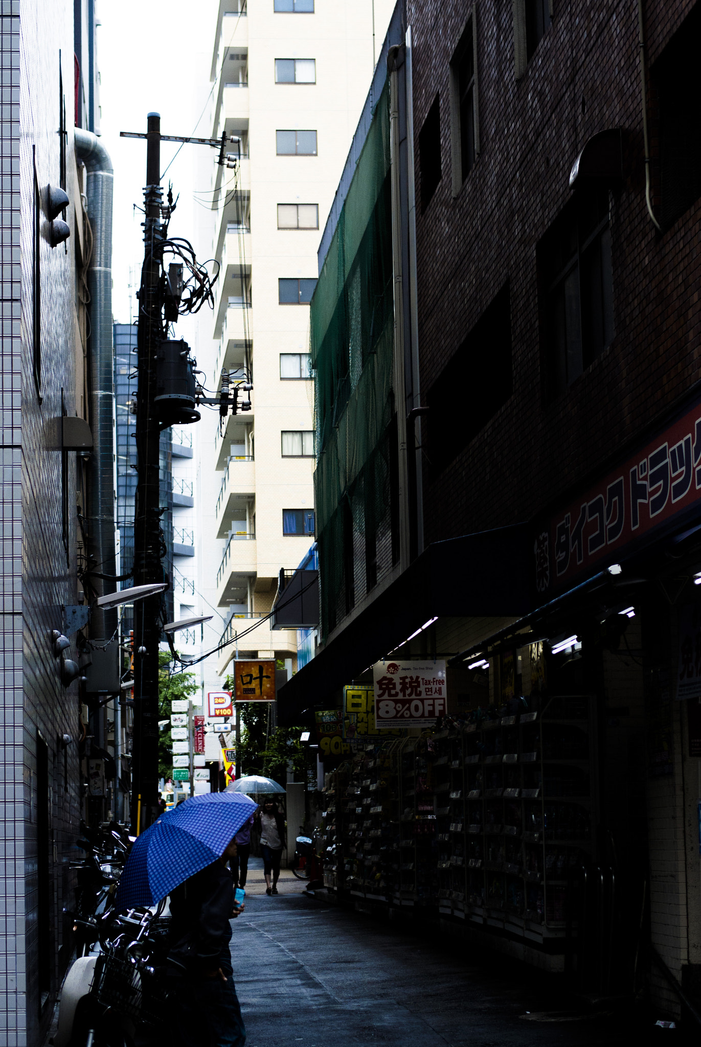 Nikon 1 J1 + Nikon 1 Nikkor 32mm F1.2 sample photo. 青い傘 photography