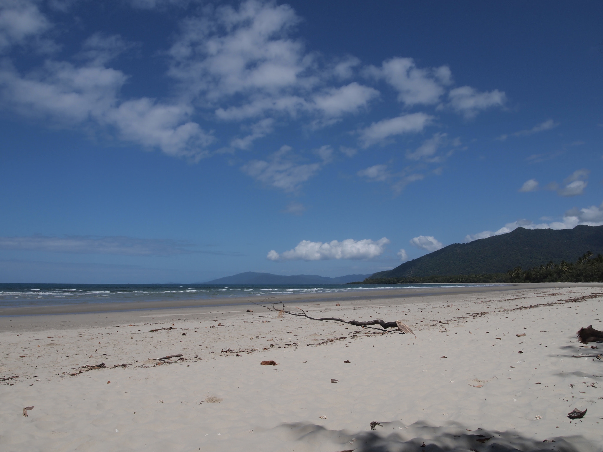 Olympus PEN E-PL2 sample photo. Lonely beach photography