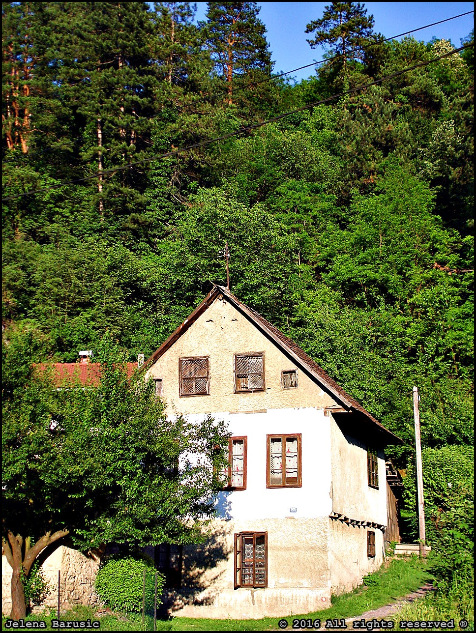 Sony DSC-W5 sample photo. Old house photography