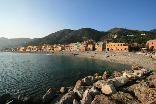 Canon EF-S 10-22mm F3.5-4.5 USM sample photo. Varigotti - vista complessiva del luogo mare photography