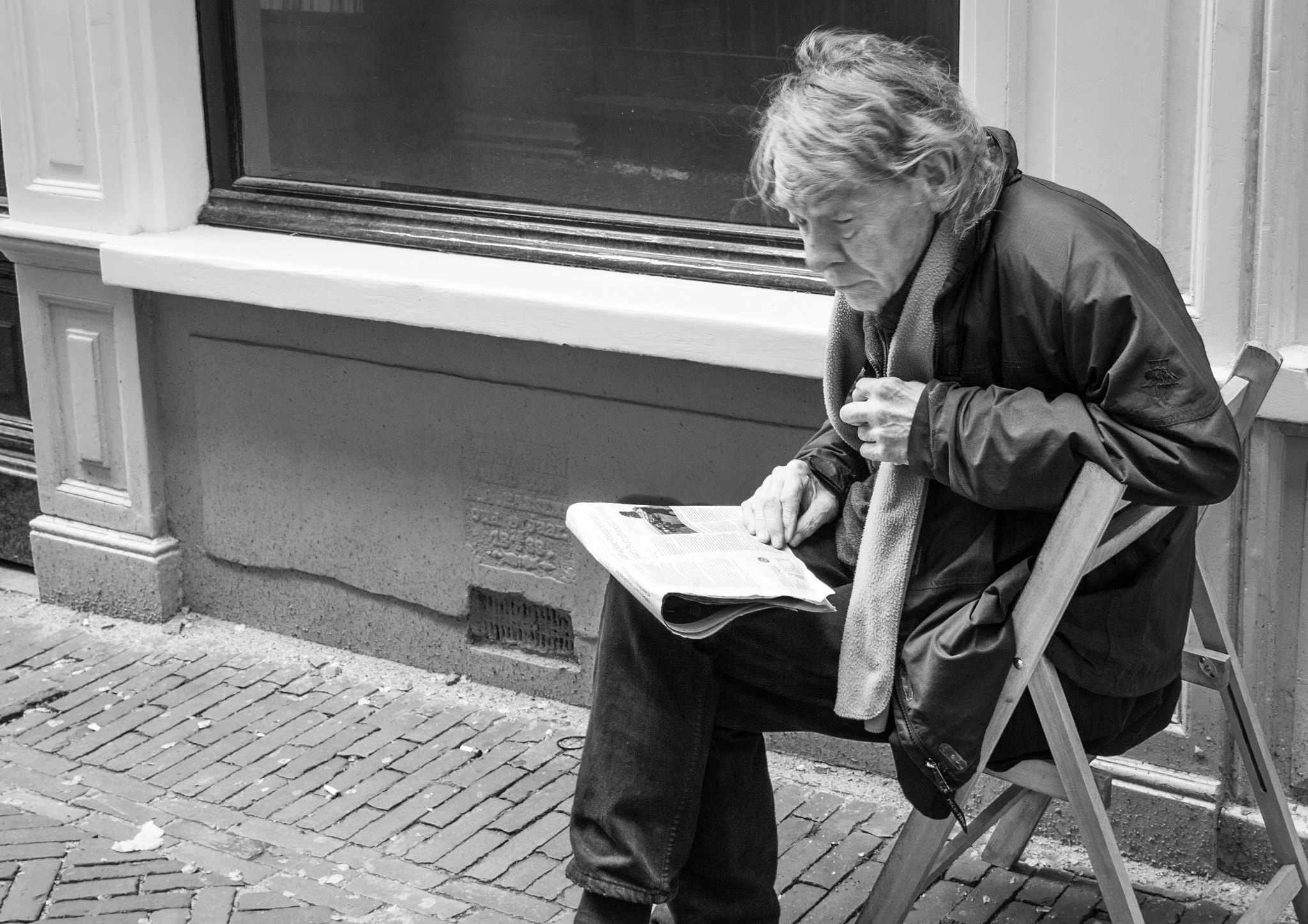 Canon EF 28mm F2.8 IS USM sample photo. The street reader photography