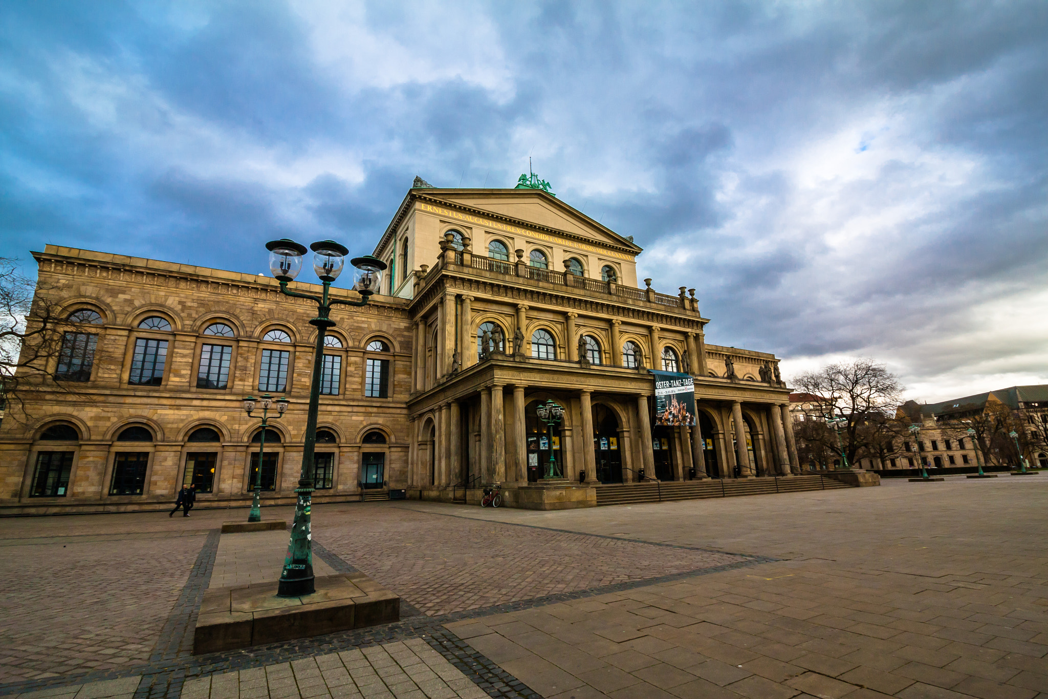 Canon EOS 450D (EOS Rebel XSi / EOS Kiss X2) + Canon EF-S 10-18mm F4.5–5.6 IS STM sample photo. Hannover - opernhaus photography