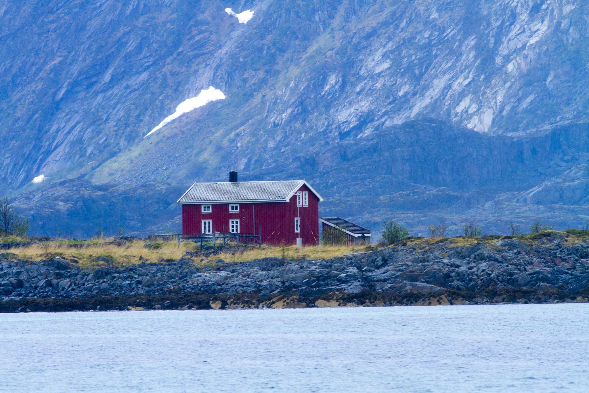 Canon EF 200mm f/2.8L II + 2x sample photo. The cabin, more on http://sunny16.me photography