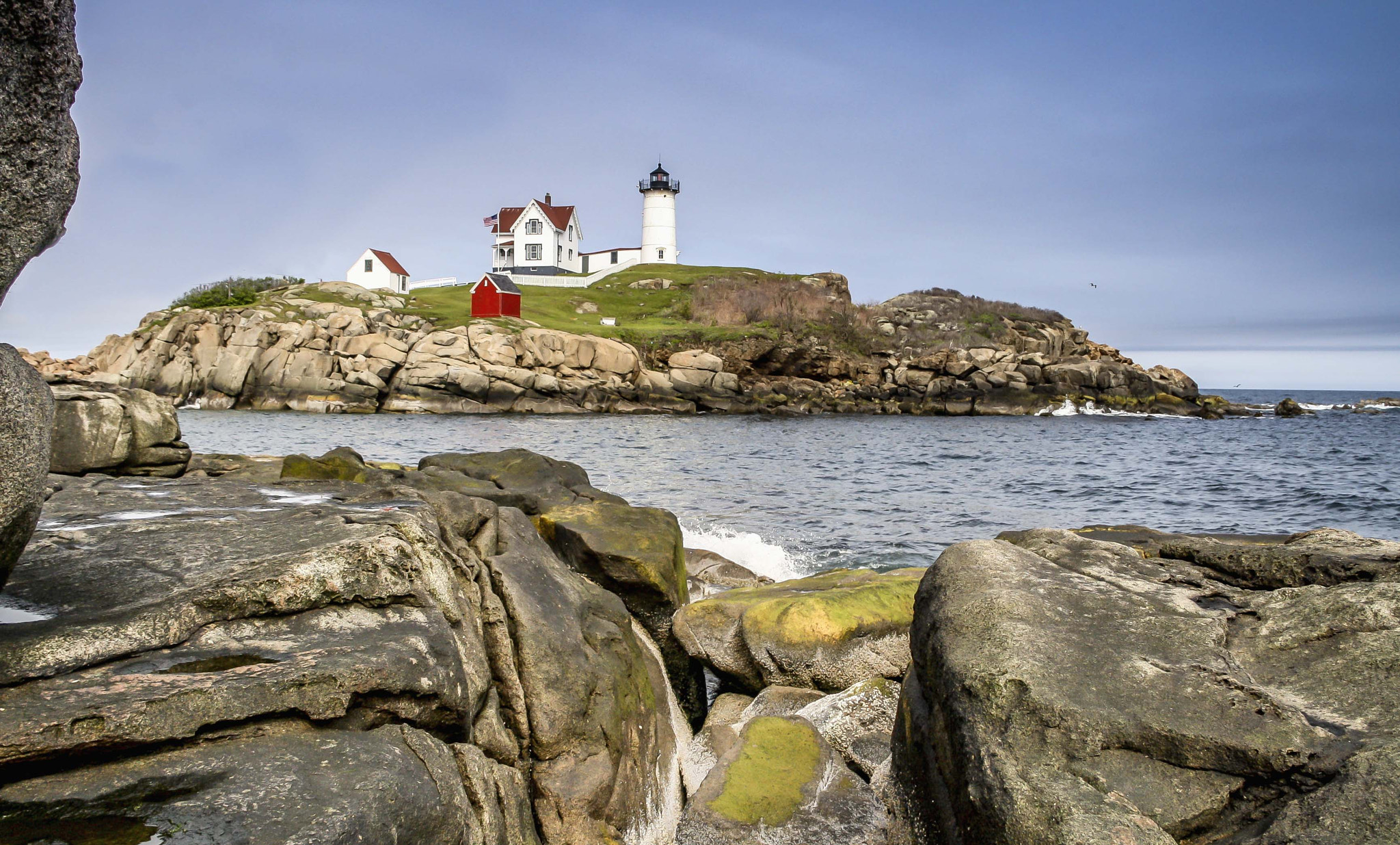 Canon EOS 1000D (EOS Digital Rebel XS / EOS Kiss F) sample photo. Nubble lighthouse on cape neddick, maine, usa photography