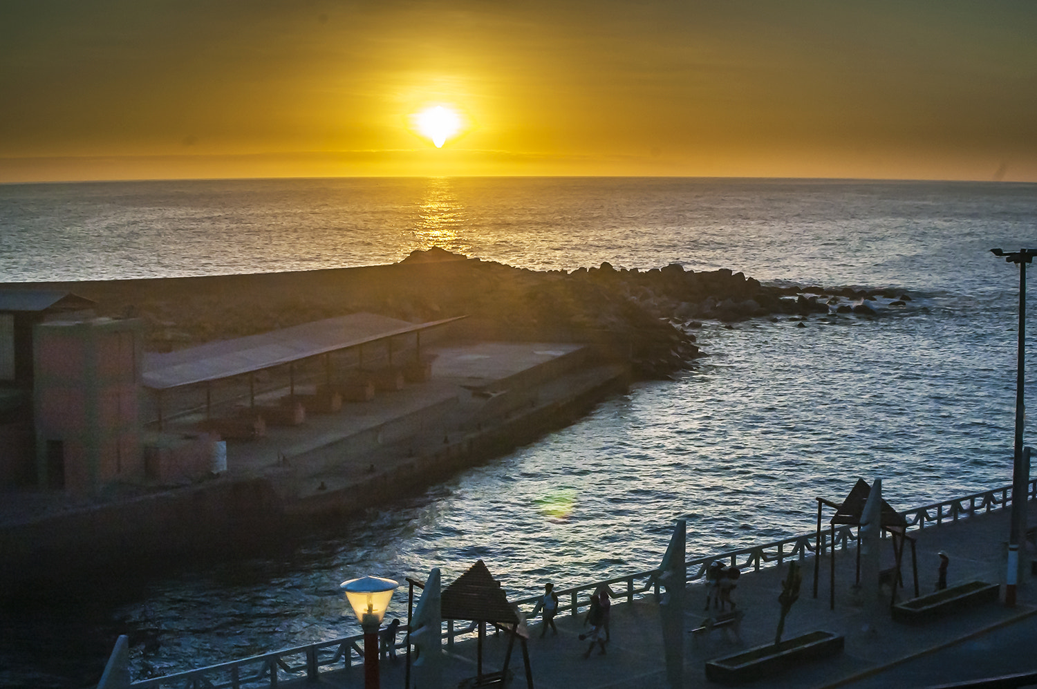 Nikon D70s + AF Zoom-Nikkor 35-80mm f/4-5.6D N sample photo. Atardecer photography