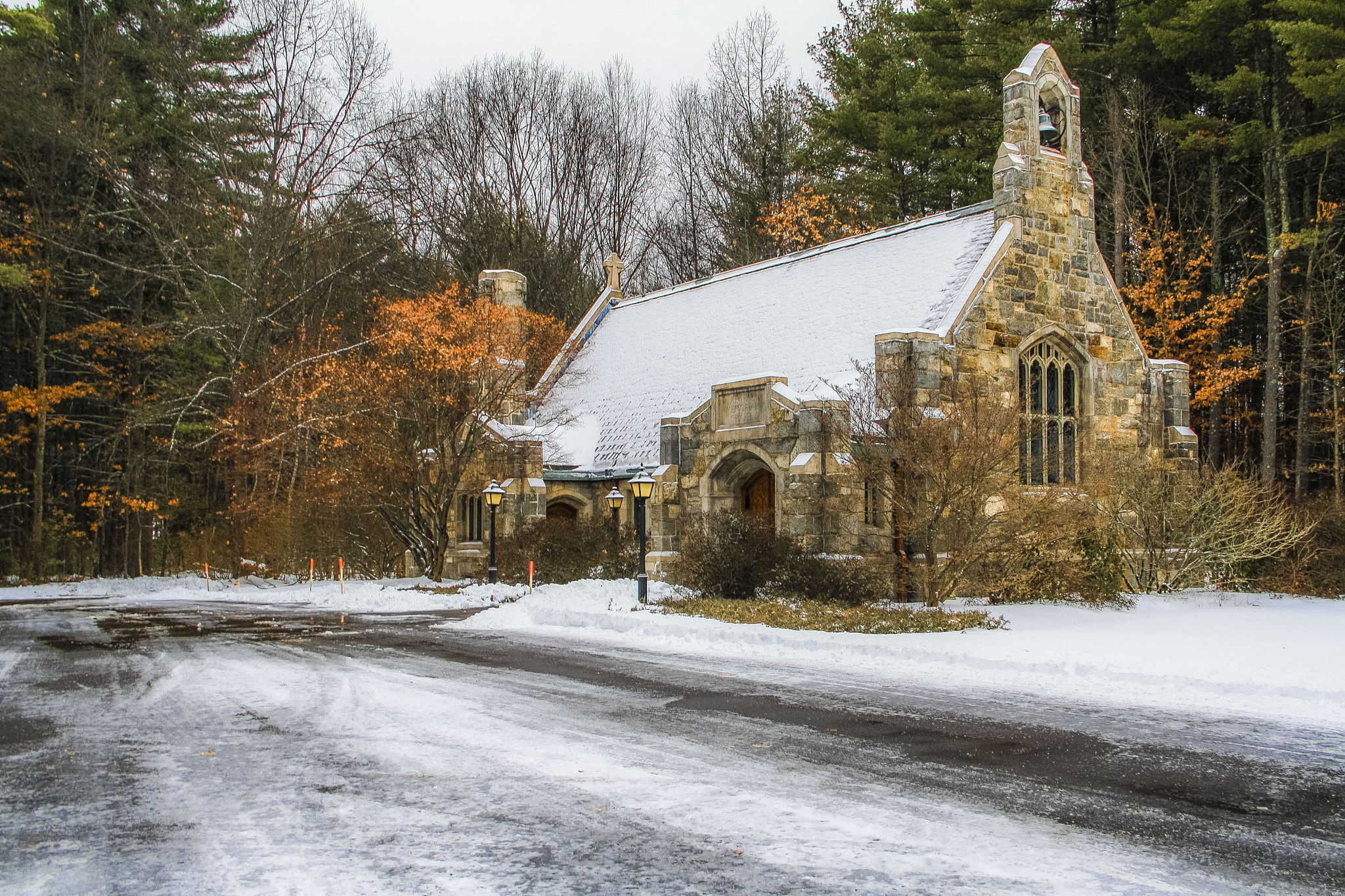 Canon EOS 1000D (EOS Digital Rebel XS / EOS Kiss F) sample photo. Alvirne memorial chapel photography