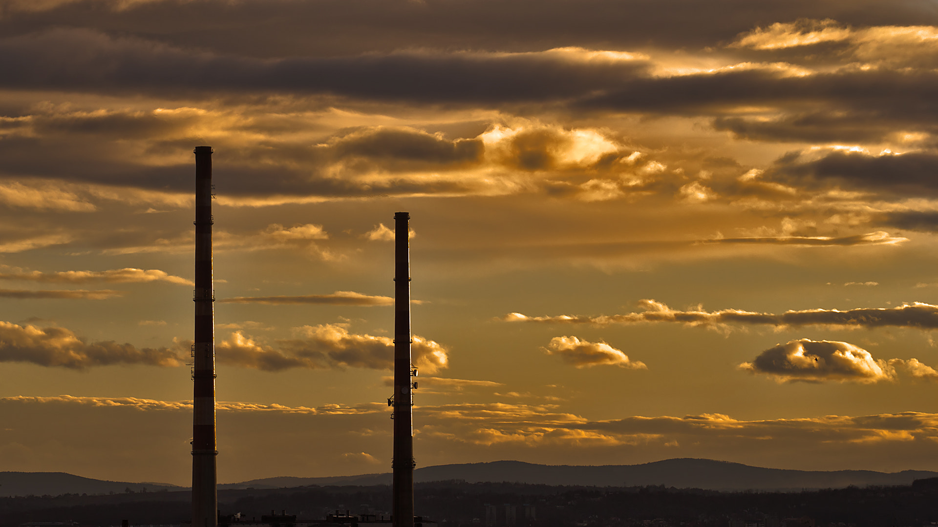 Canon EOS 500D (EOS Rebel T1i / EOS Kiss X3) sample photo. Smokestacks photography