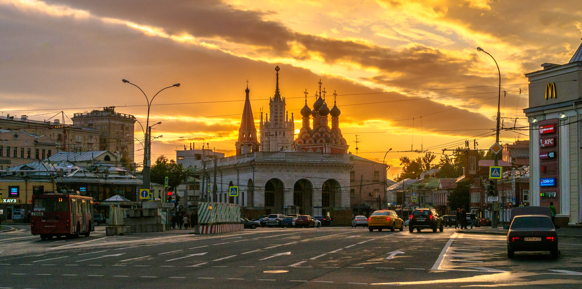 Olympus OM-D E-M10 + Sigma 30mm F2.8 DN Art sample photo. Taganskaya square. sunset. photography