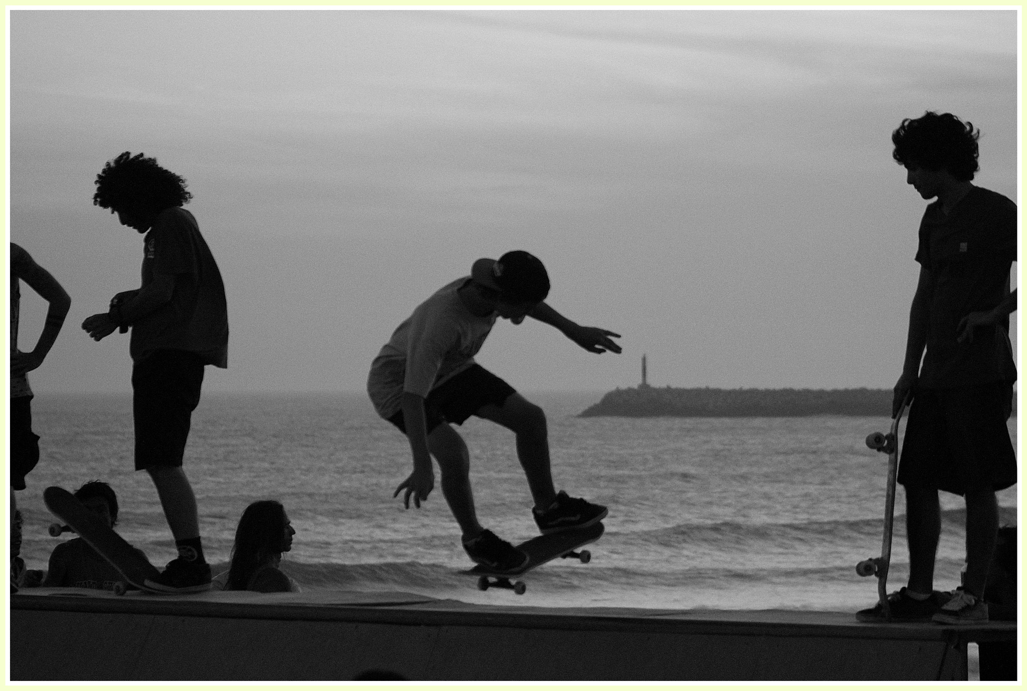 Canon EOS 550D (EOS Rebel T2i / EOS Kiss X4) sample photo. Flying into the sea photography