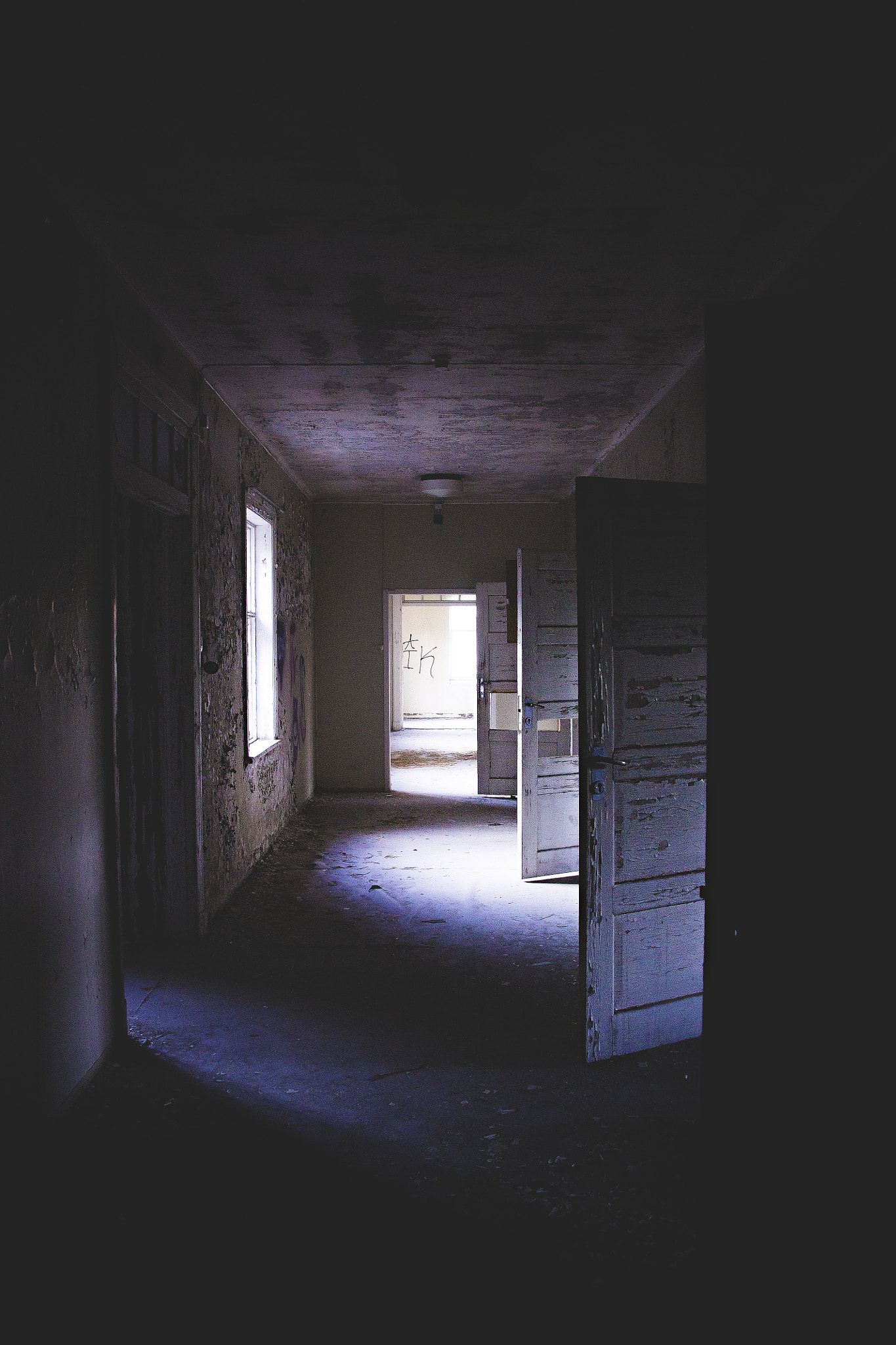 Canon EOS 1100D (EOS Rebel T3 / EOS Kiss X50) + Canon TS-E 90mm F2.8 Tilt-Shift sample photo. Abandoned mental hospital photography