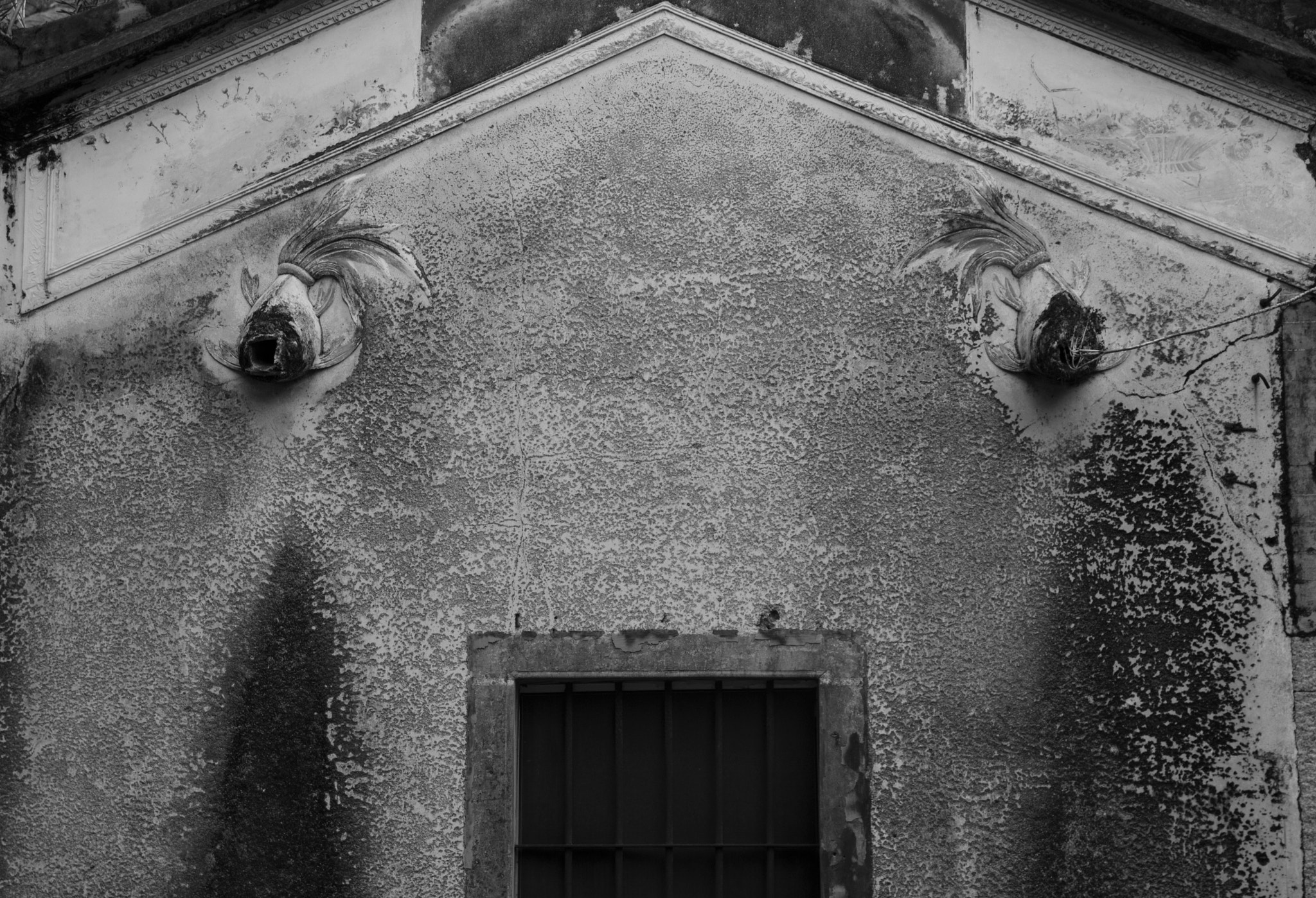 Sigma 17-70mm F2.8-4 DC Macro OS HSM sample photo. Crying face on the wall photography