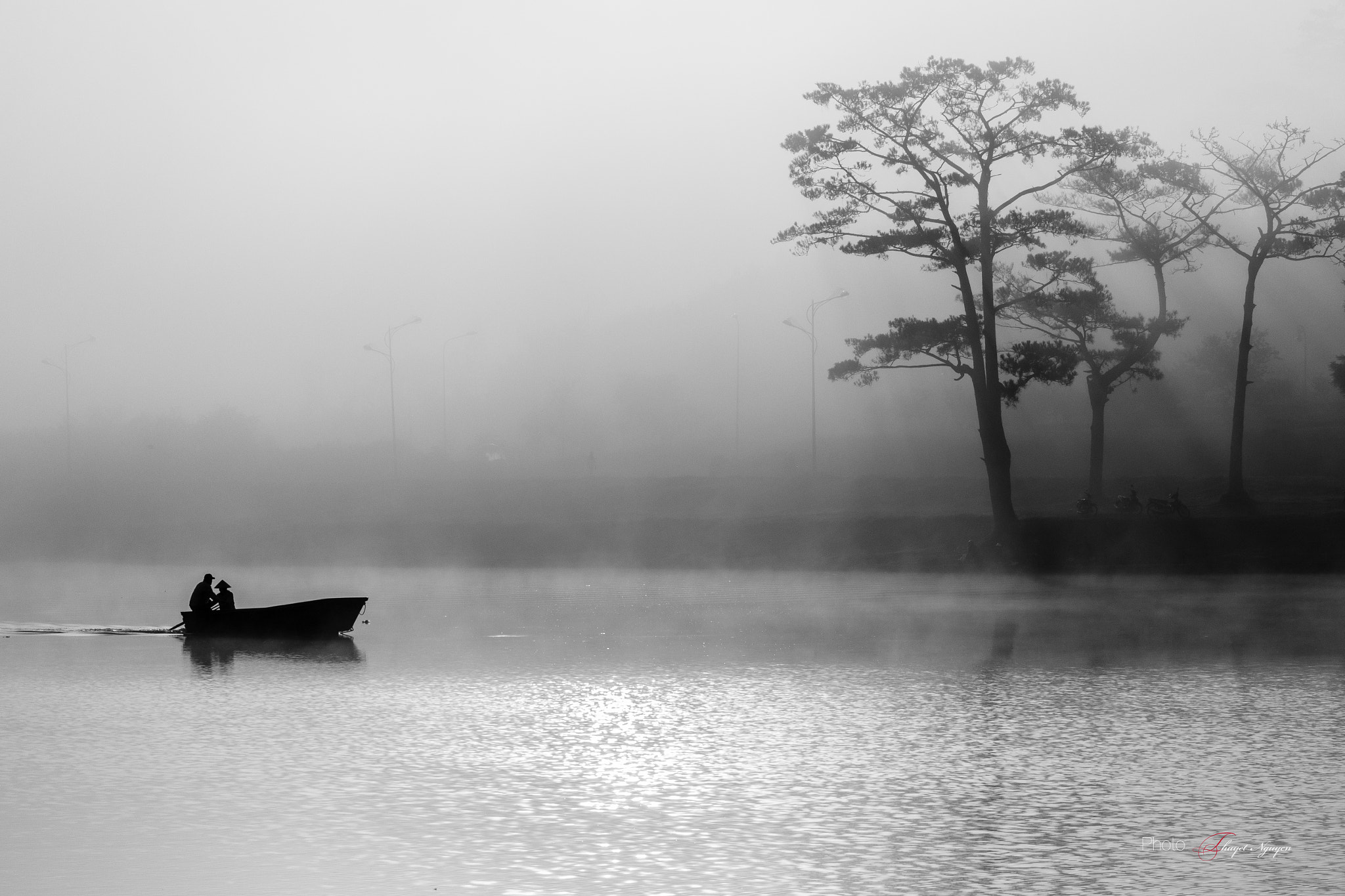 Canon EOS 600D (Rebel EOS T3i / EOS Kiss X5) + Canon EF 70-200mm F4L USM sample photo. Xuan huong lake photography