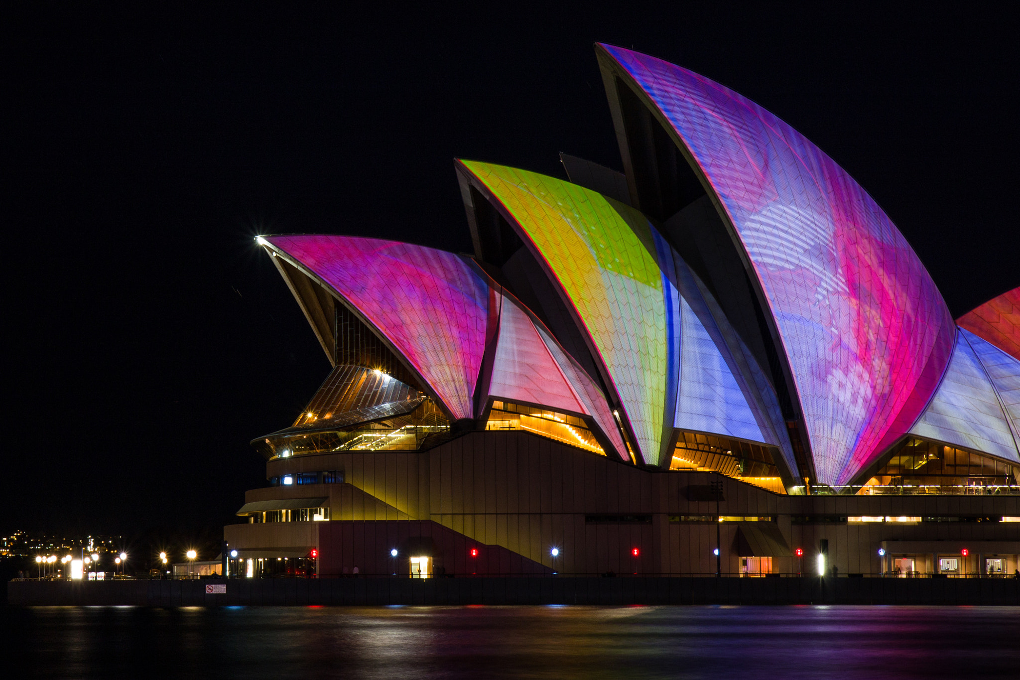 Canon EOS 760D (EOS Rebel T6s / EOS 8000D) + Canon EF-S 17-55mm F2.8 IS USM sample photo. Sydney opera house - vivid sydney photography