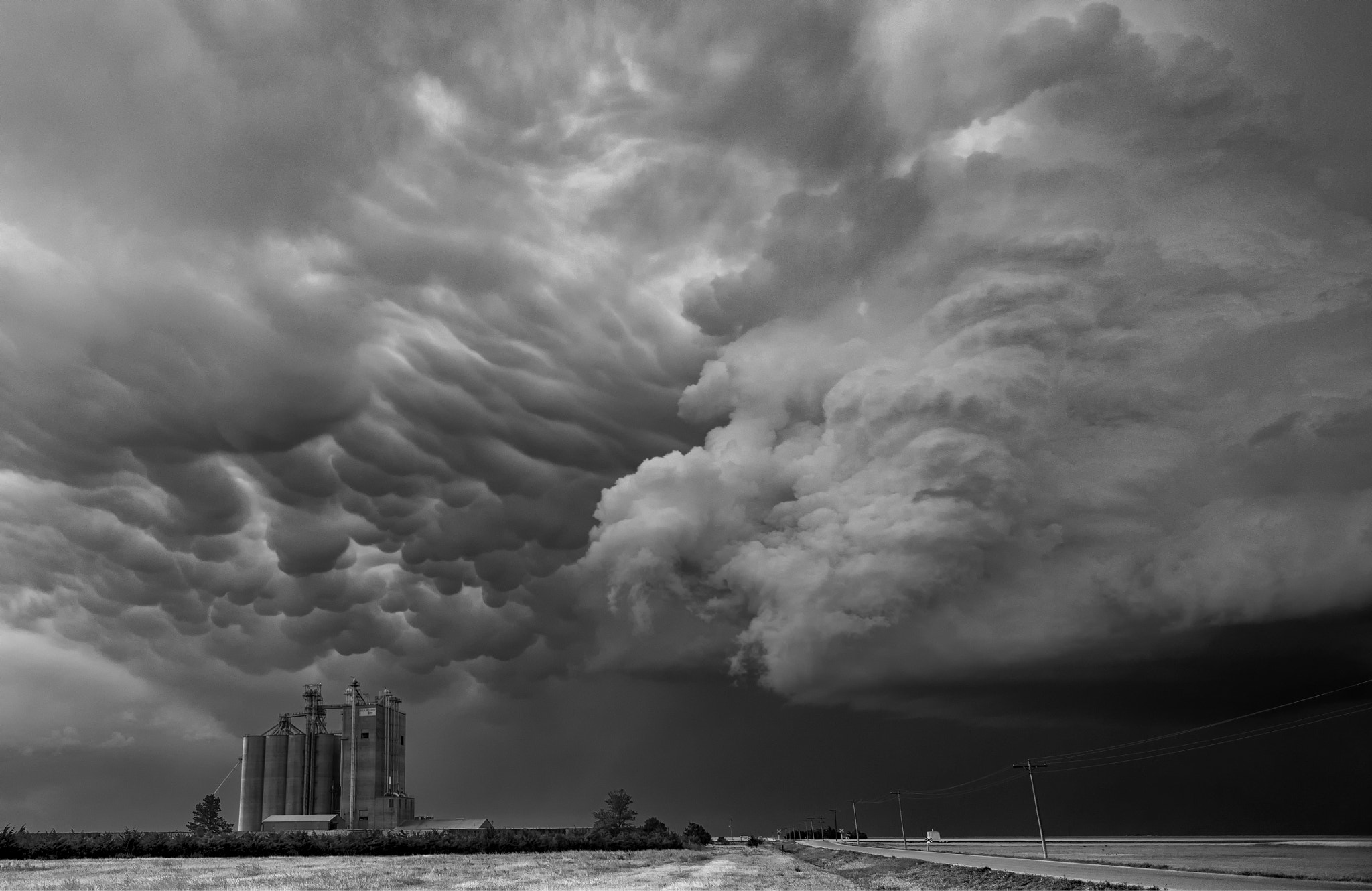 Leica Tri-Elmar-M 16-18-21mm F4 ASPH sample photo. Grain elevator photography