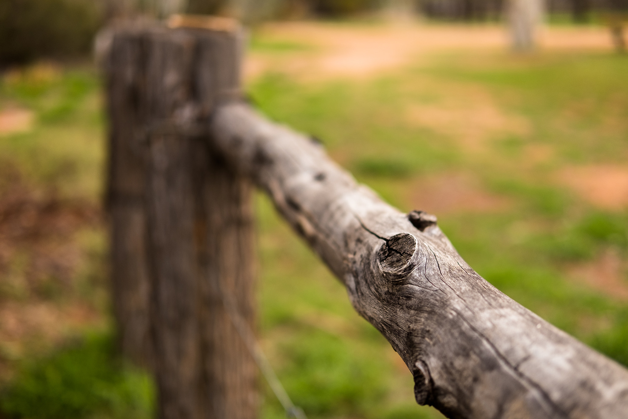 Fujifilm X-E2S + Fujifilm XF 35mm F2 R WR sample photo. A knot in the fence (telegraph station) photography