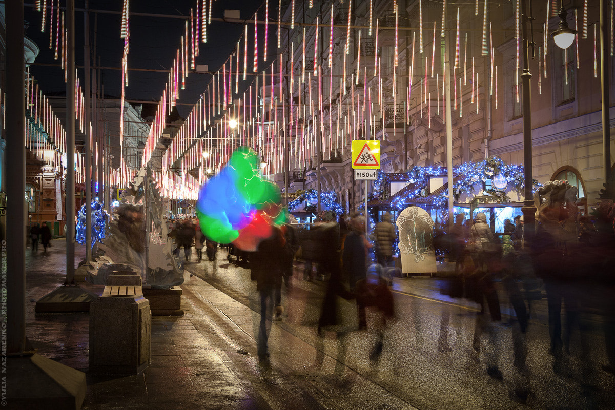 Canon EOS-1Ds Mark III sample photo. City night walk photography