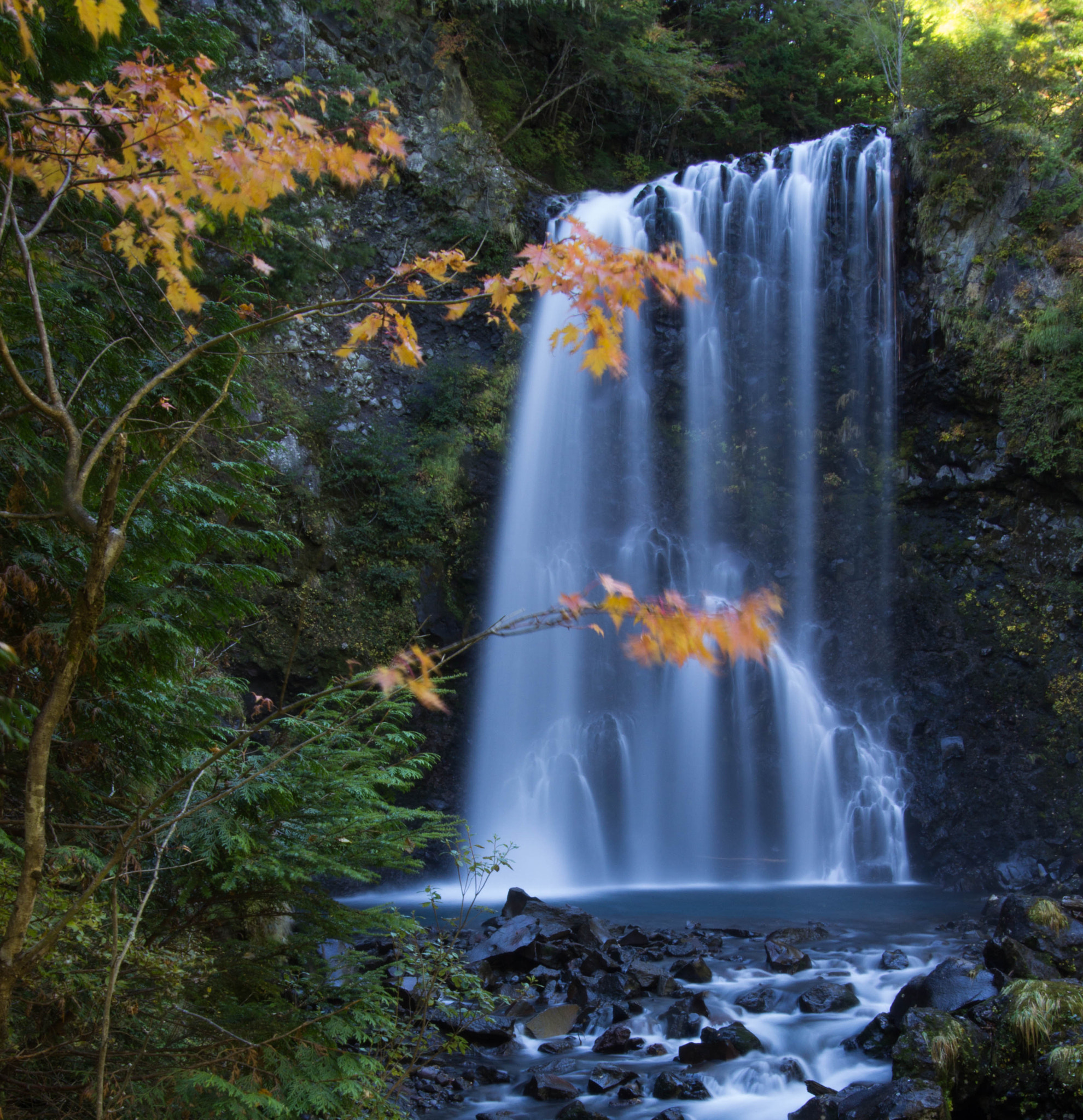 Canon EOS 600D (Rebel EOS T3i / EOS Kiss X5) sample photo. Waterfall in autumn photography