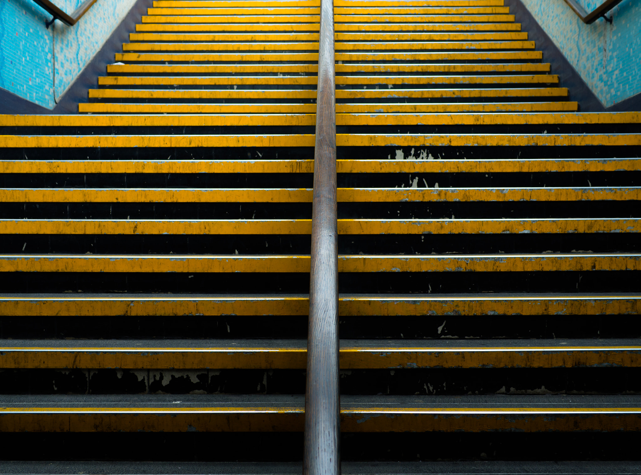 Olympus OM-D E-M10 + Panasonic Leica DG Summilux 25mm F1.4 II ASPH sample photo. Yellow stairs photography