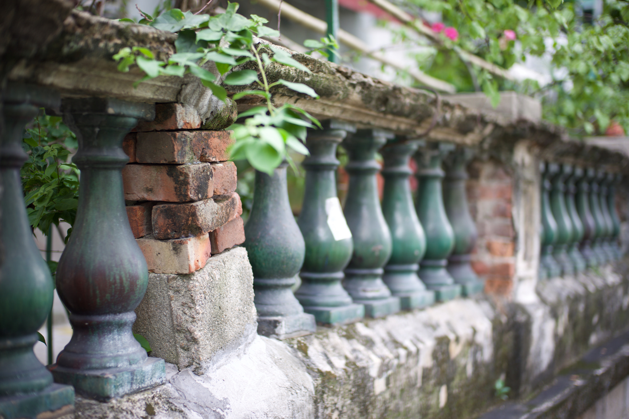 Wall with green pillar and red bricks