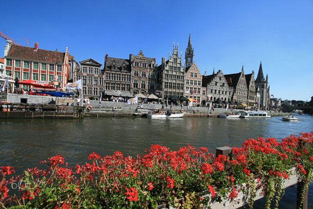 Canon EF-S 10-22mm F3.5-4.5 USM sample photo. Gent - lungo fiume con gerani photography