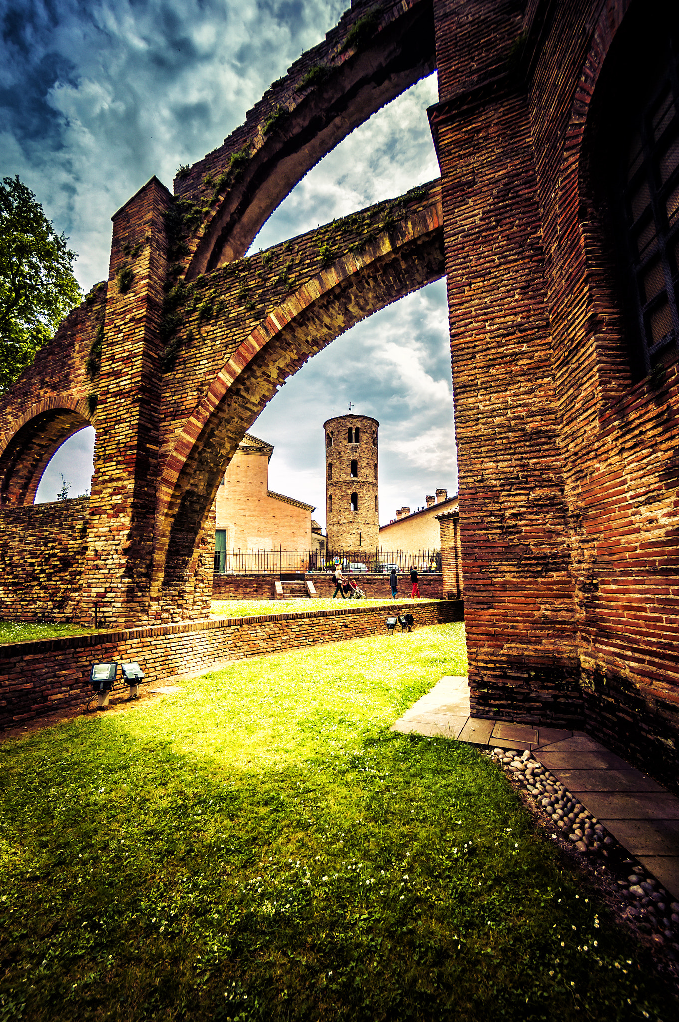 Sony Alpha NEX-3N + Sony E 10-18mm F4 OSS sample photo. The tower under the arch photography