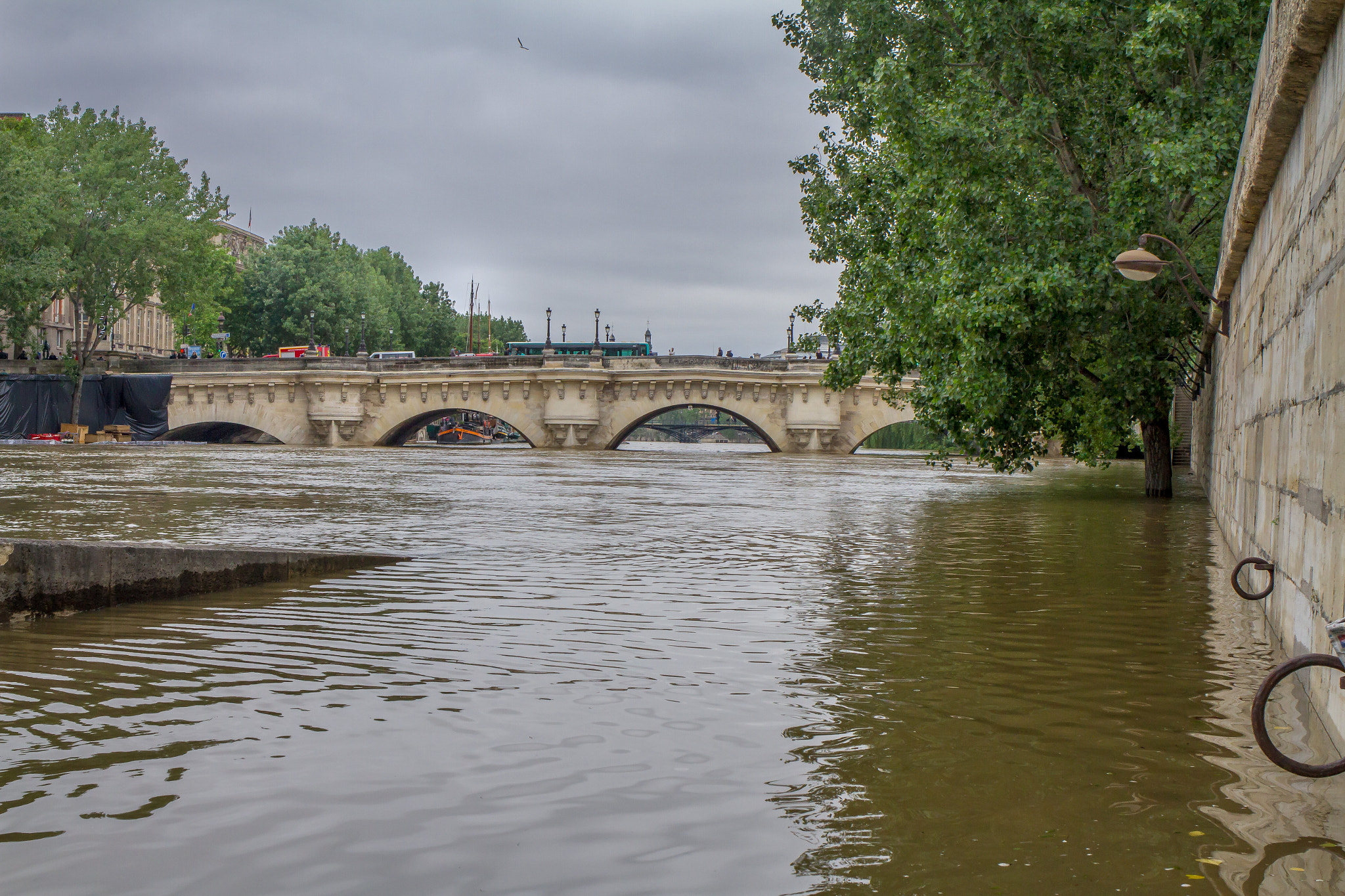Canon EF 35mm F2 IS USM sample photo. Le pont neuf en a vu d'autres photography