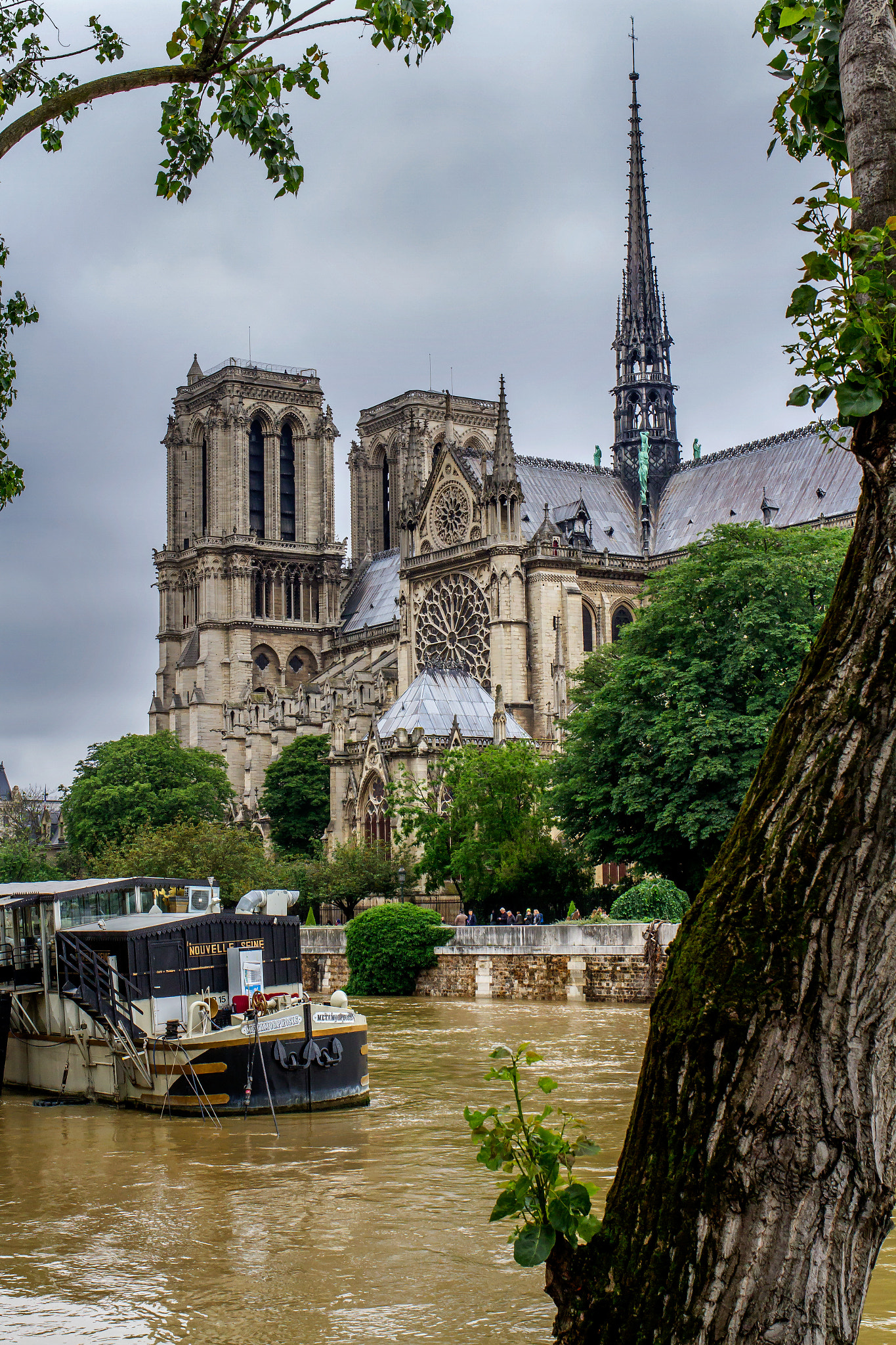 Canon EOS 7D + Canon EF 35mm F2 IS USM sample photo. Notre dame encerclée photography