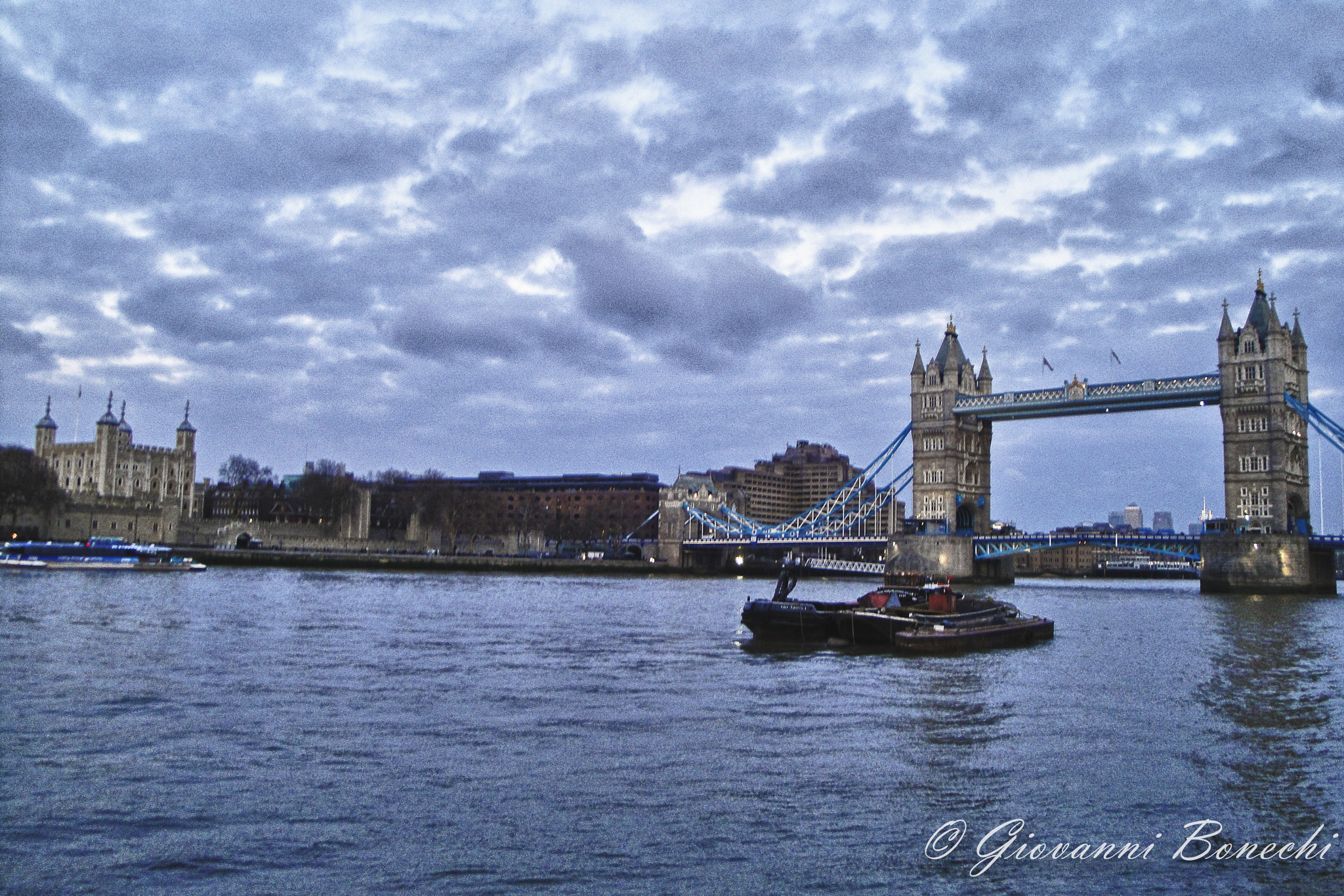 Sony DSC-W270 sample photo. Tower bridge photography