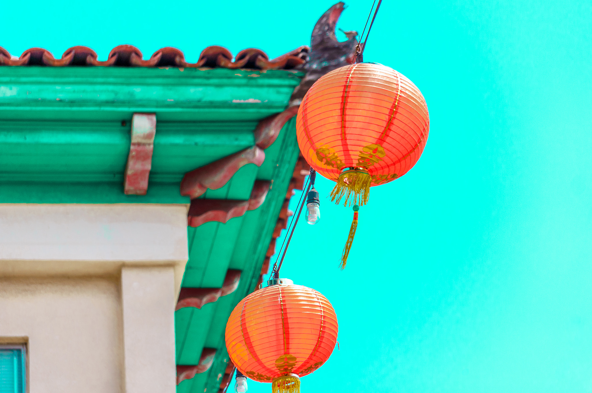 Sony Alpha NEX-5N + Sony E 55-210mm F4.5-6.3 OSS sample photo. Chinatown lanterns photography