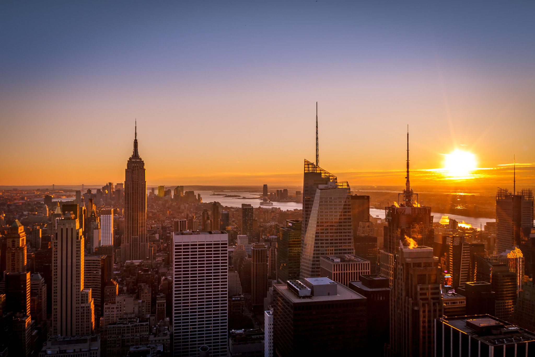 Canon EOS 500D (EOS Rebel T1i / EOS Kiss X3) + Sigma 18-50mm F2.8-4.5 DC OS HSM sample photo. Sunset over manhattan photography