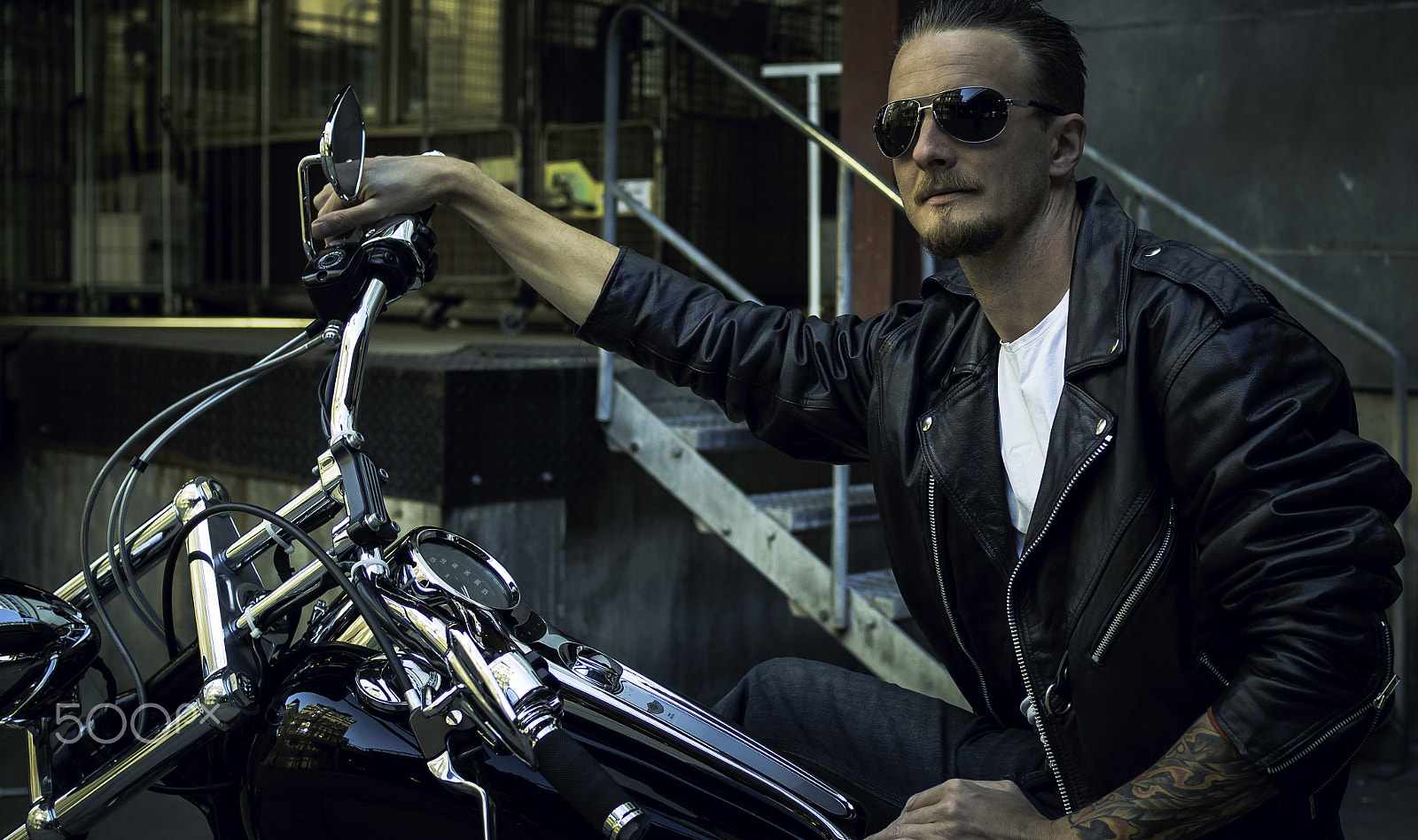 Olympus OM-D E-M5 II + Olympus M.Zuiko Digital 25mm F1.8 sample photo. Attitude and glasses ll photography
