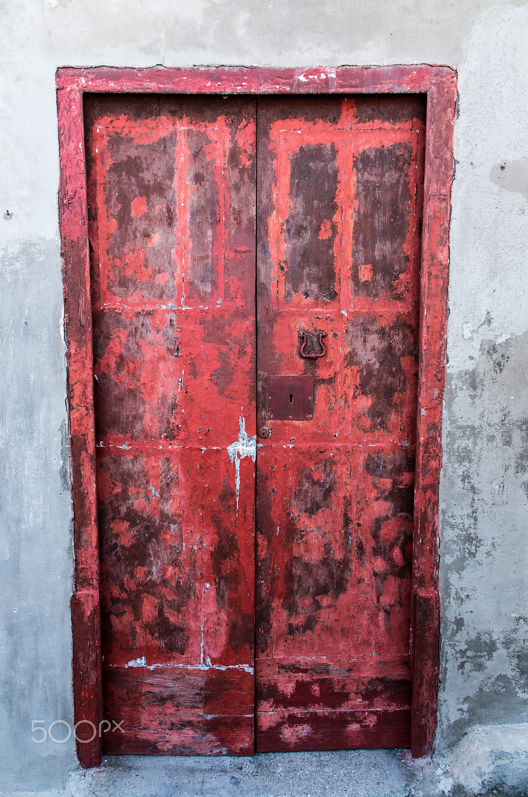 Pentax K-50 + Sigma 17-70mm F2.8-4 DC Macro HSM | C sample photo. The red door photography